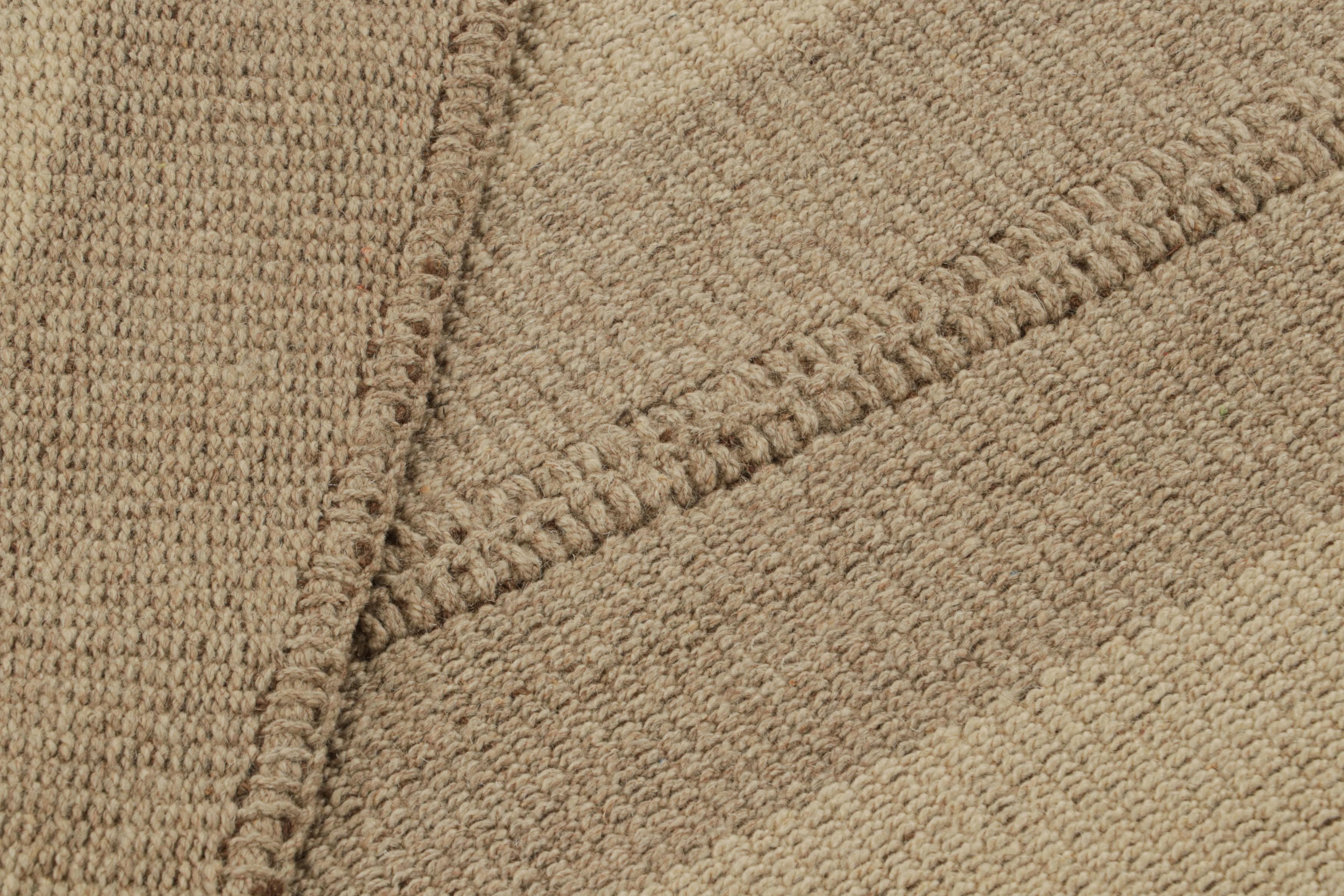 Lana Rug & Kilim è un kilim contemporaneo con strisce beige e taupe e accenti marroni. in vendita