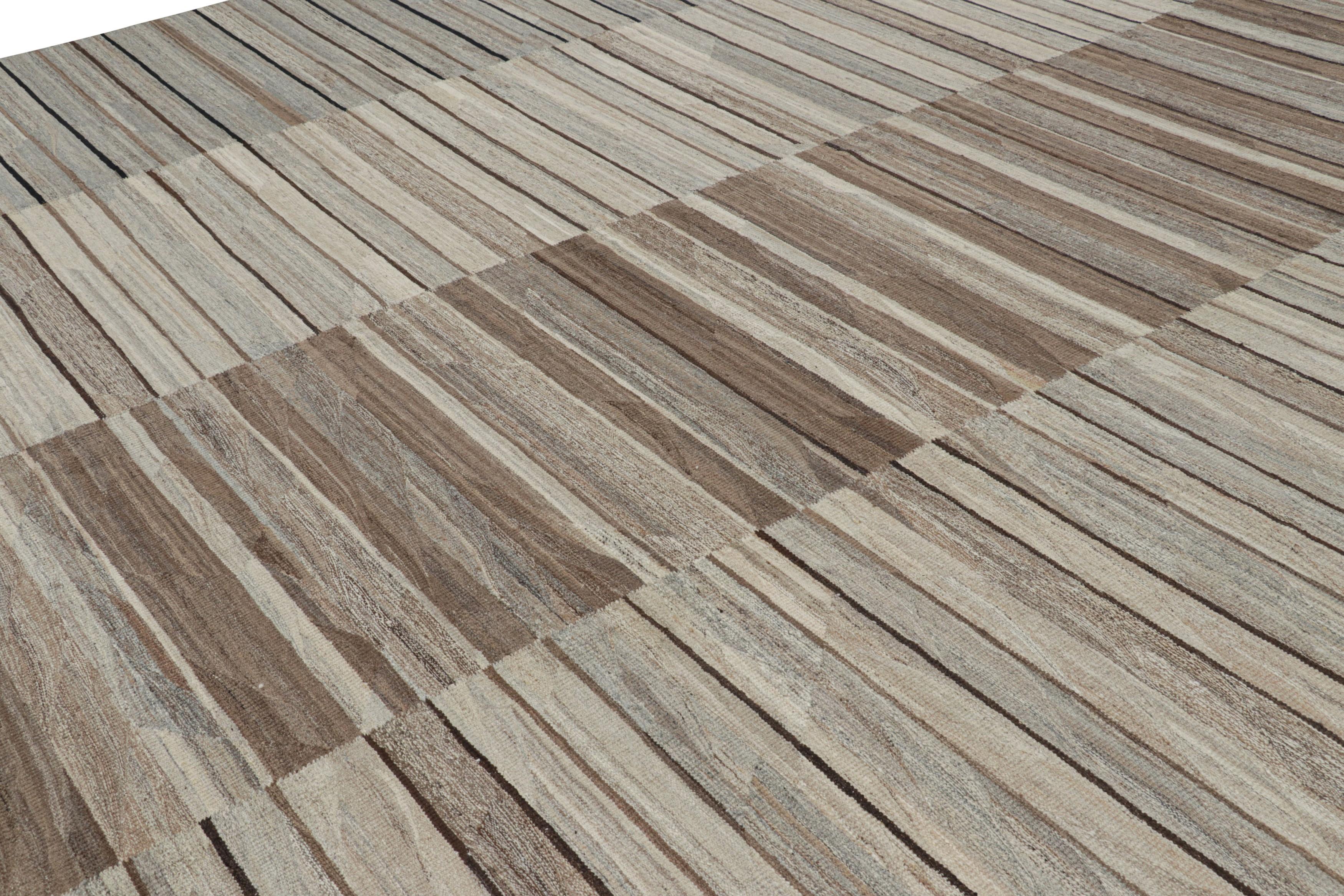 Fabriqué en laine tissée à la main, ce kilim surdimensionné de 13 x 16 est un nouvel original de Rug & Kilim particulièrement intéressant. Il représente une ligne de tissages plats sur mesure avec un point de vue unique sur les kilims turcs et