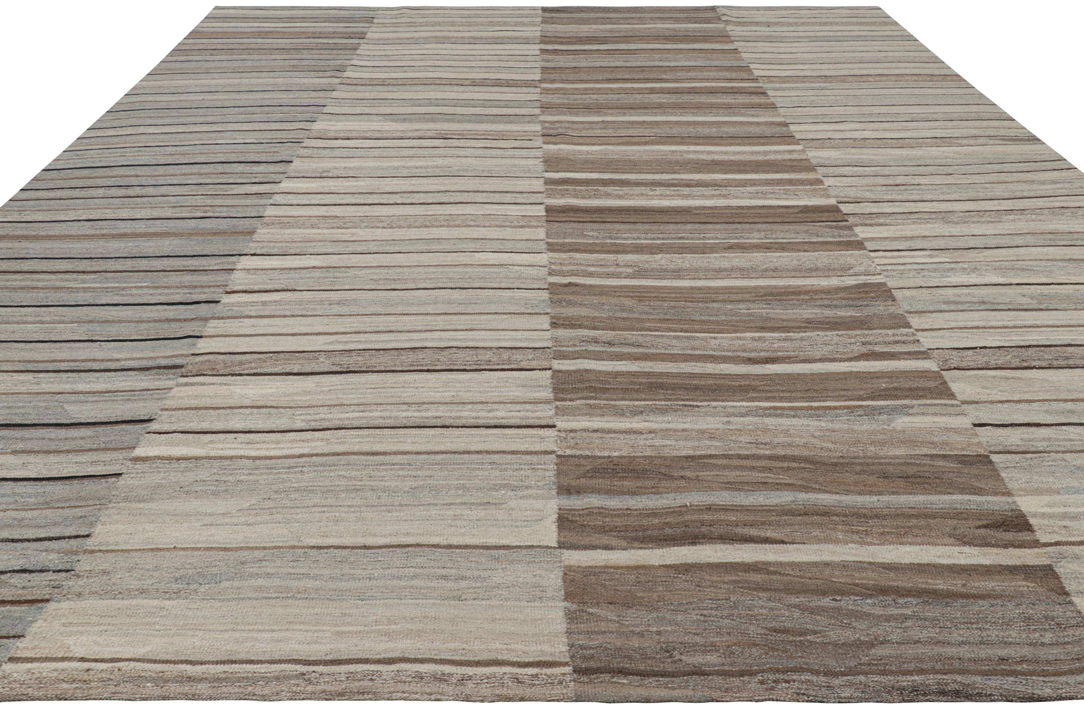 Tissé à la main Rug & Kilim's Contemporary Kilim with Beige-Brown and Gray Stripes and Panels (Kilim contemporain avec des rayures et des panneaux beiges, bruns et gris) en vente