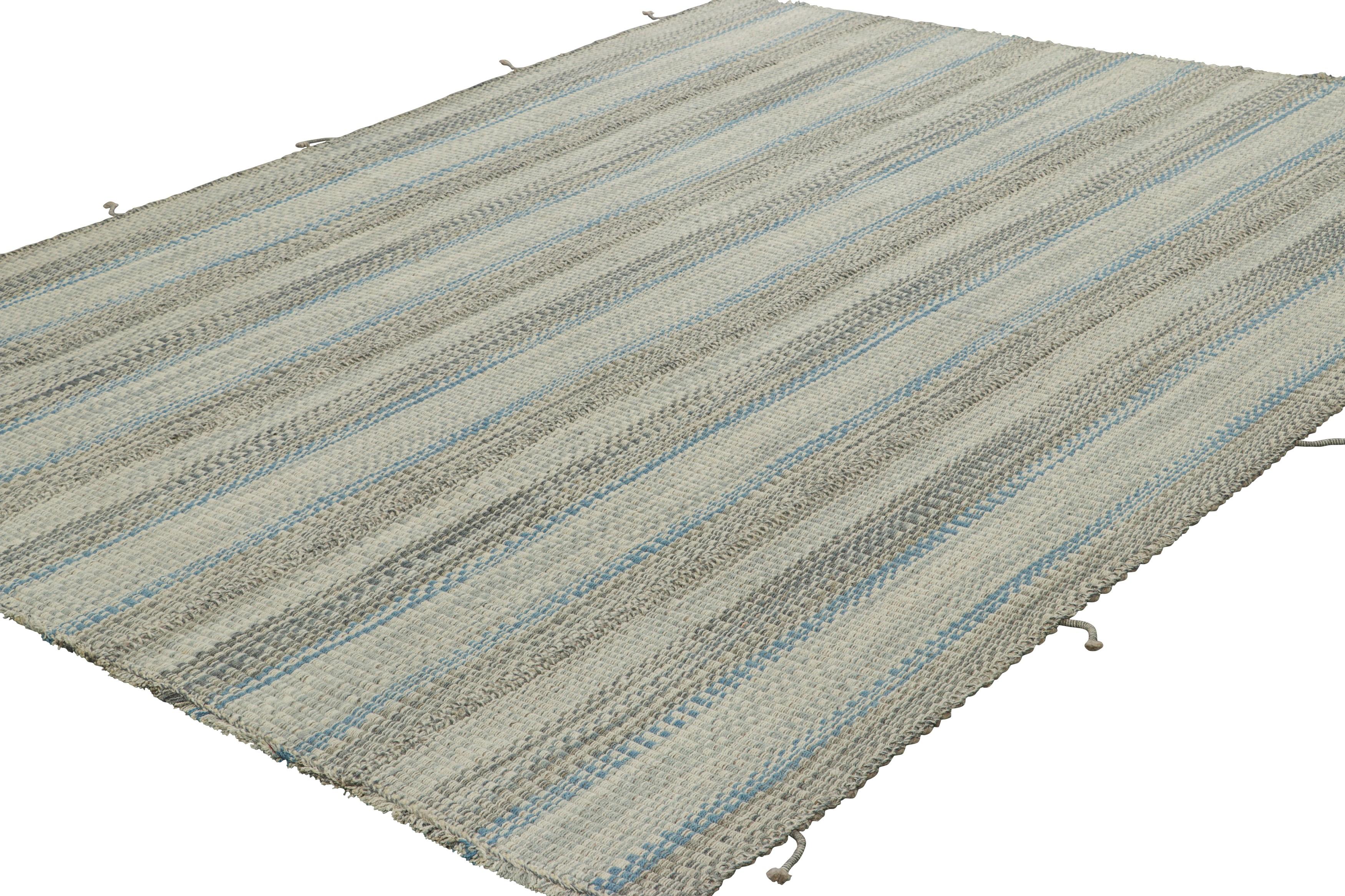 Annodato a mano Rug & Kilim è un kilim contemporaneo a strisce blu e grigio ardesia. in vendita
