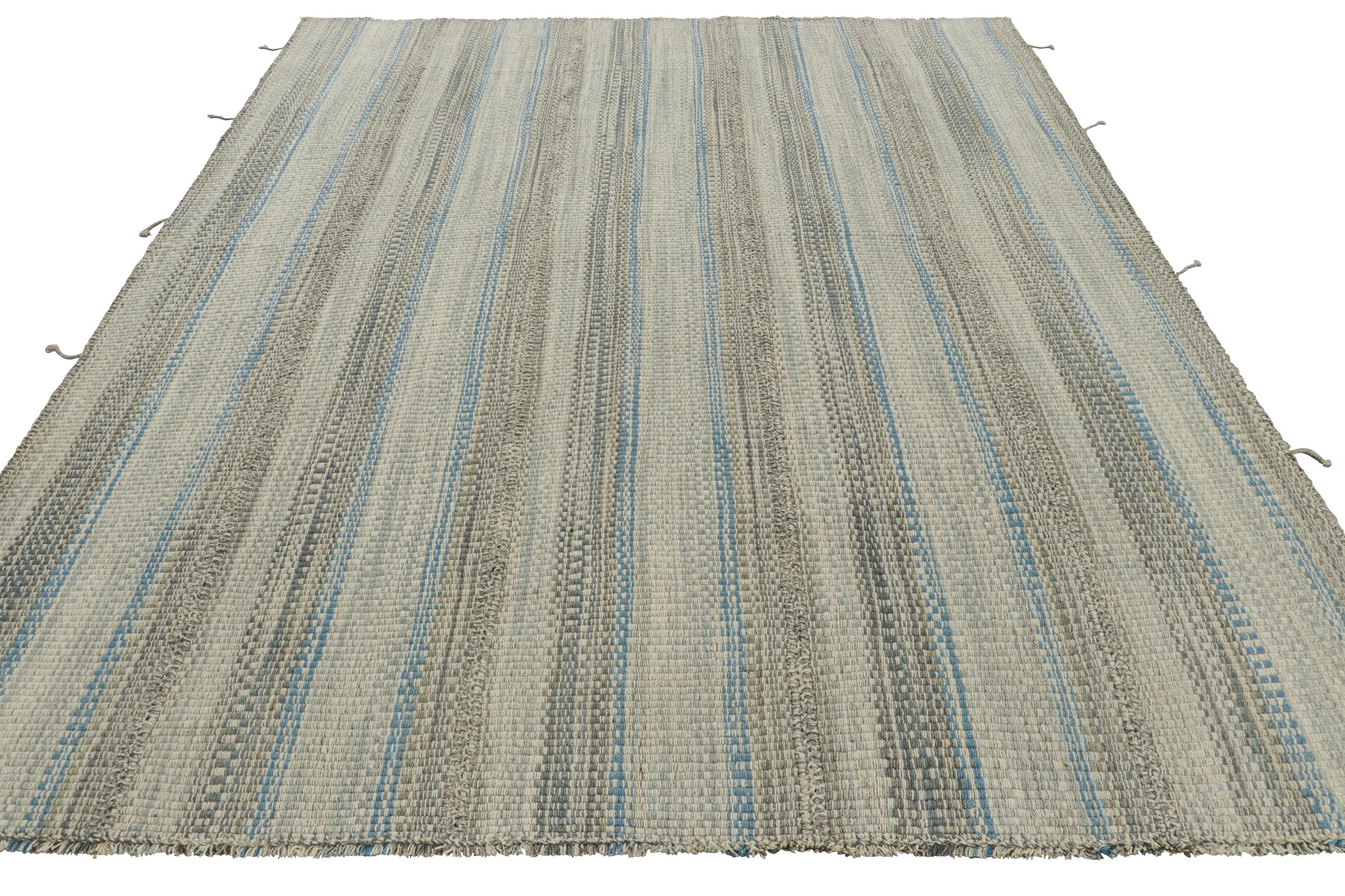 Rug & Kilim è un kilim contemporaneo a strisce blu e grigio ardesia. In condizioni Nuovo in vendita a Long Island City, NY