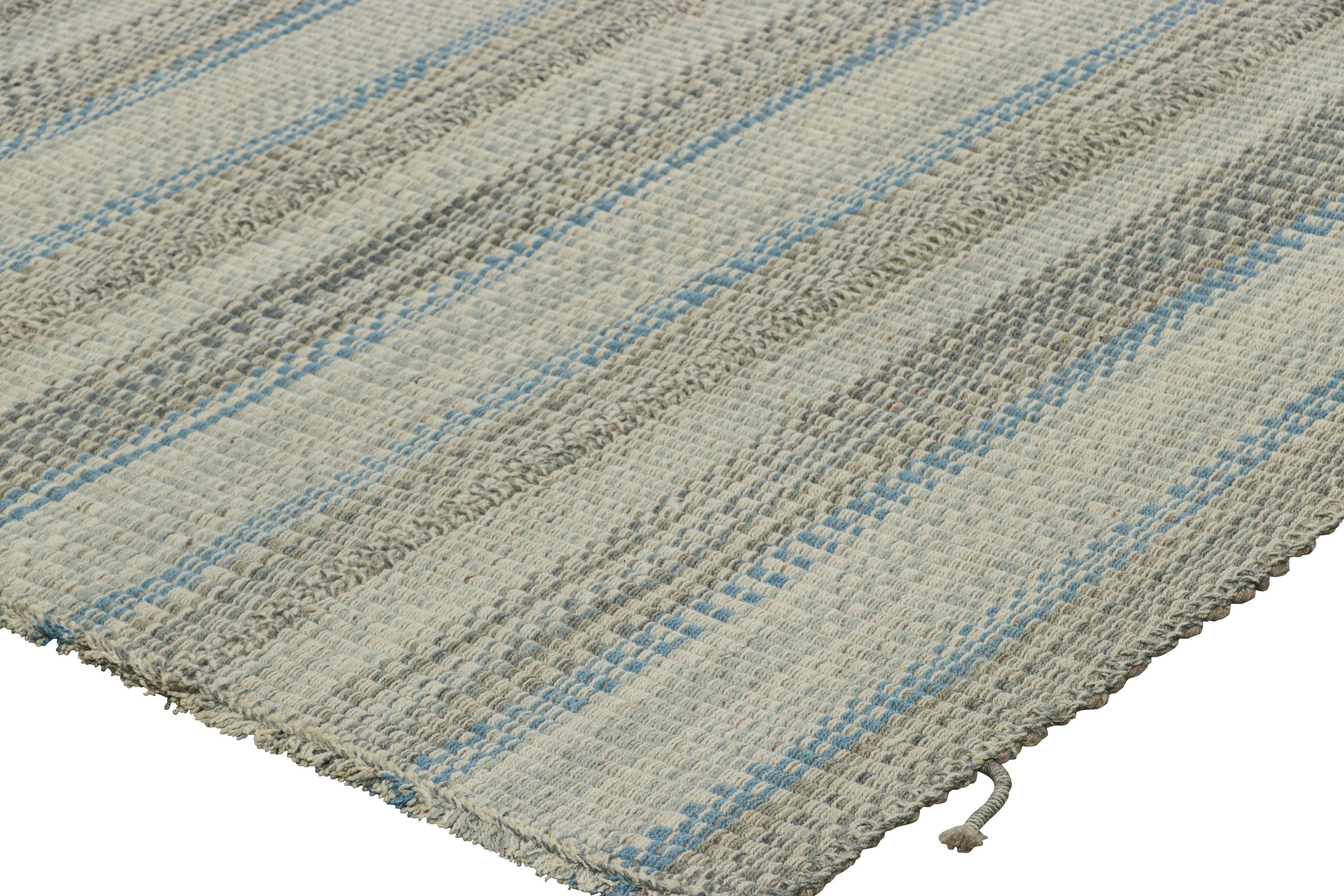 XXI secolo e contemporaneo Rug & Kilim è un kilim contemporaneo a strisce blu e grigio ardesia. in vendita