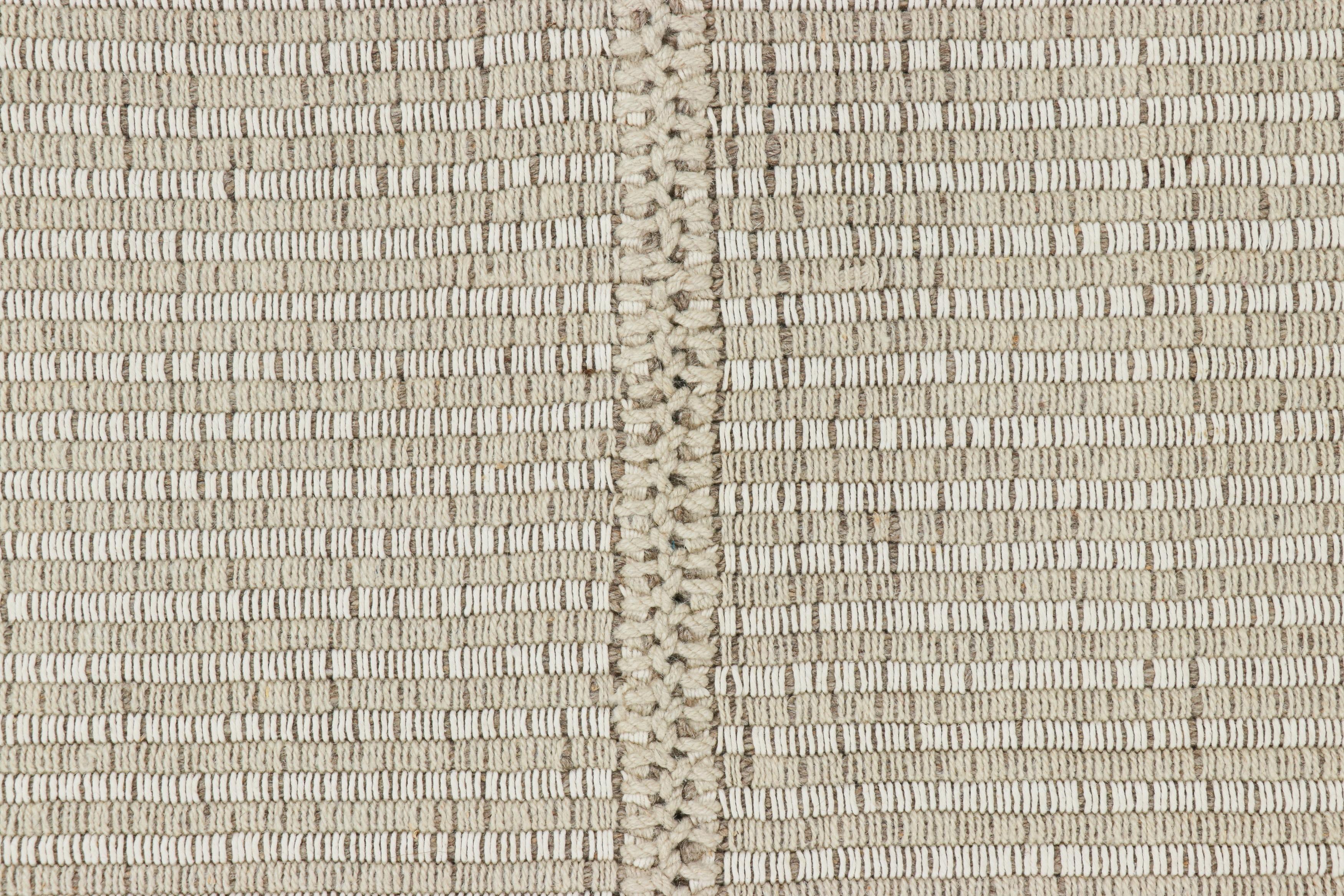 Rug & Kilim's Contemporary Kilim mit hellen weißen und beigen Strukturstreifen (Kelim) im Angebot