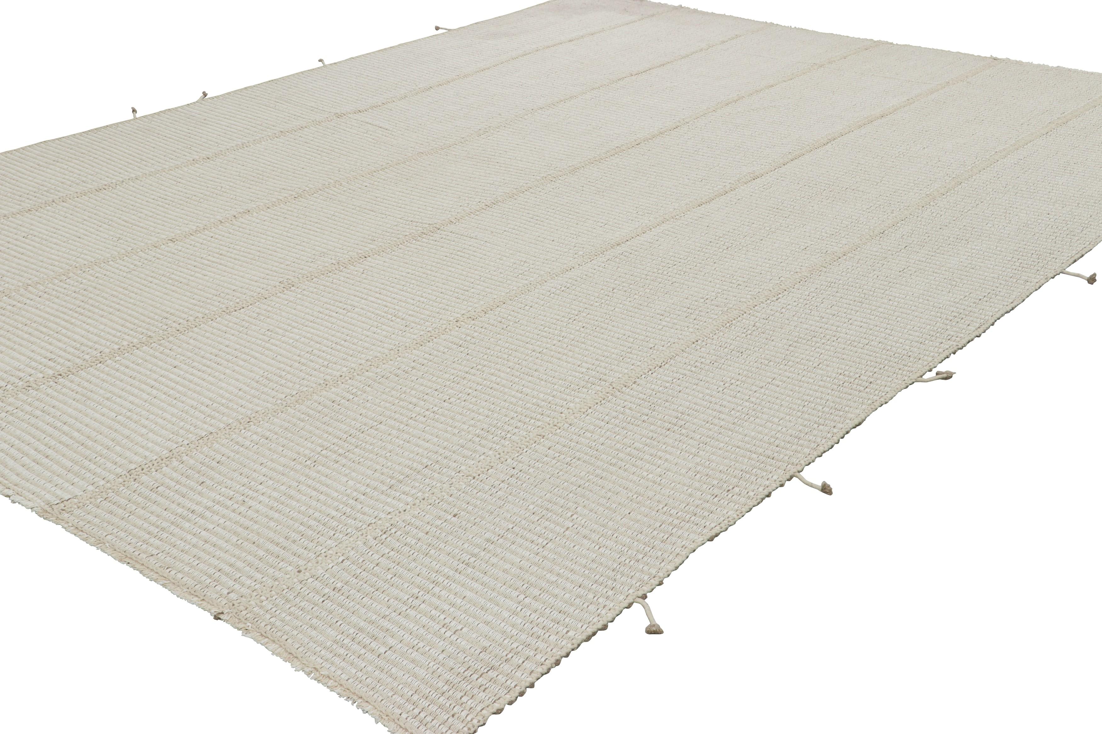 Tessuto a mano Rug & Kilim è un kilim contemporaneo con strisce testuali bianche e beige. in vendita