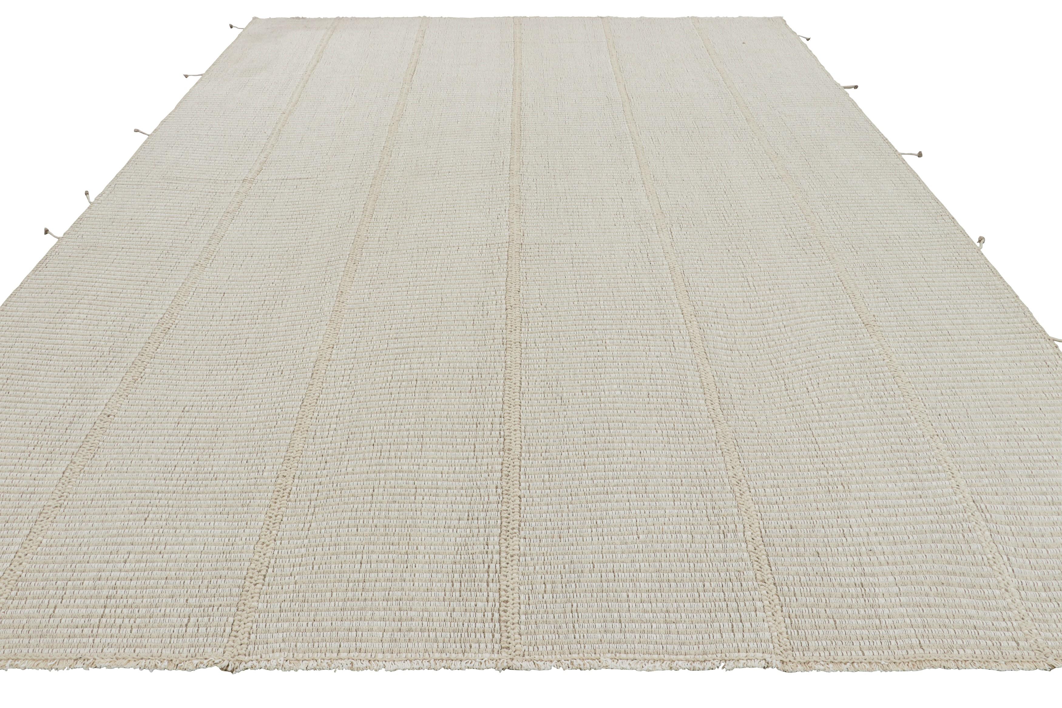 Rug & Kilim's Contemporary Kilim mit hellen weißen und beigen Strukturstreifen (Handgewebt) im Angebot