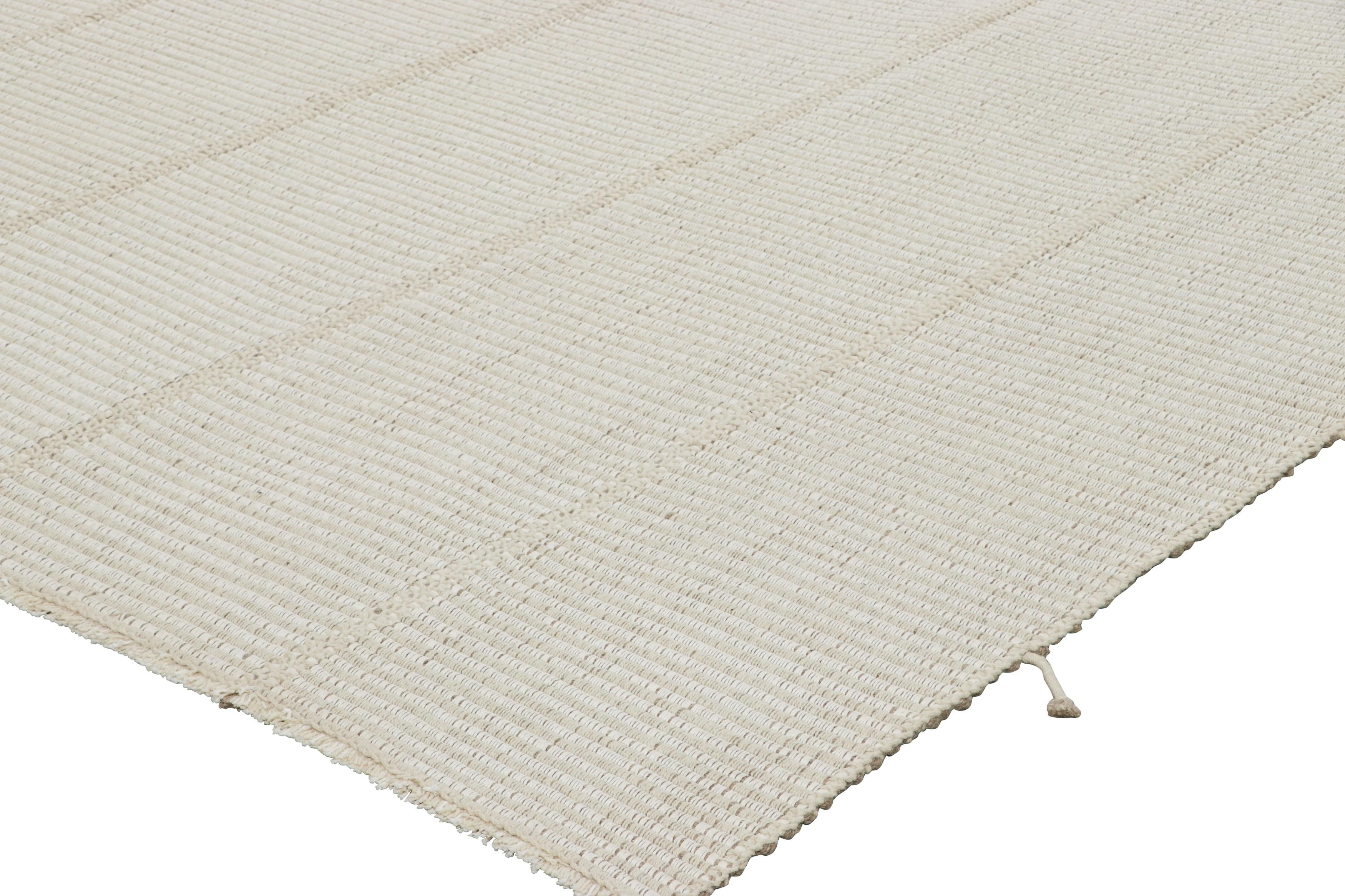 Rug & Kilim's Contemporary Kilim mit hellen weißen und beigen Strukturstreifen im Zustand „Neu“ im Angebot in Long Island City, NY