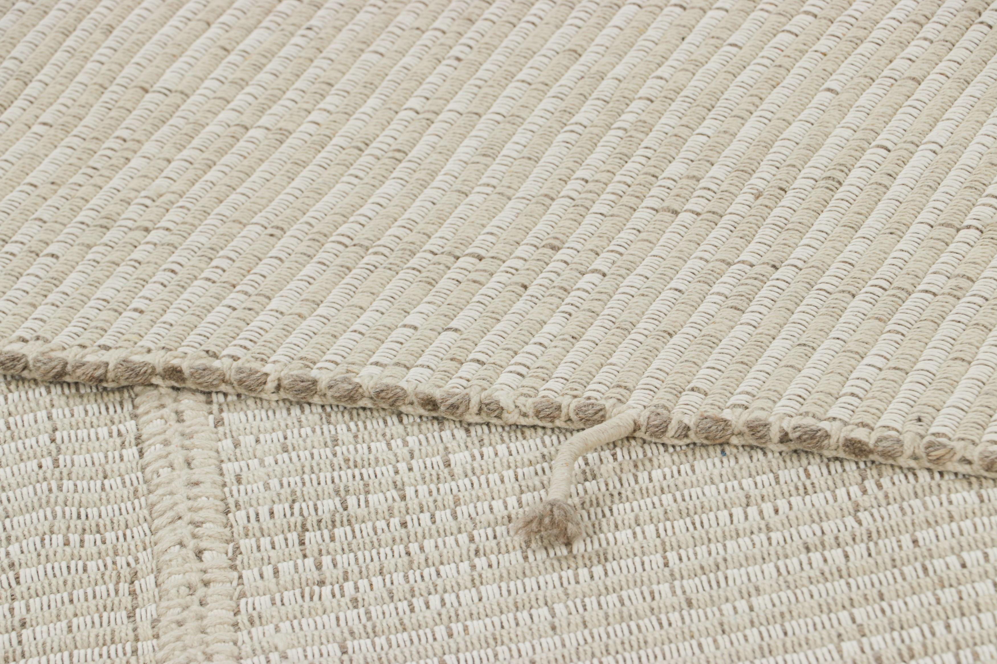 Lana Rug & Kilim è un kilim contemporaneo con strisce testuali bianche e beige. in vendita