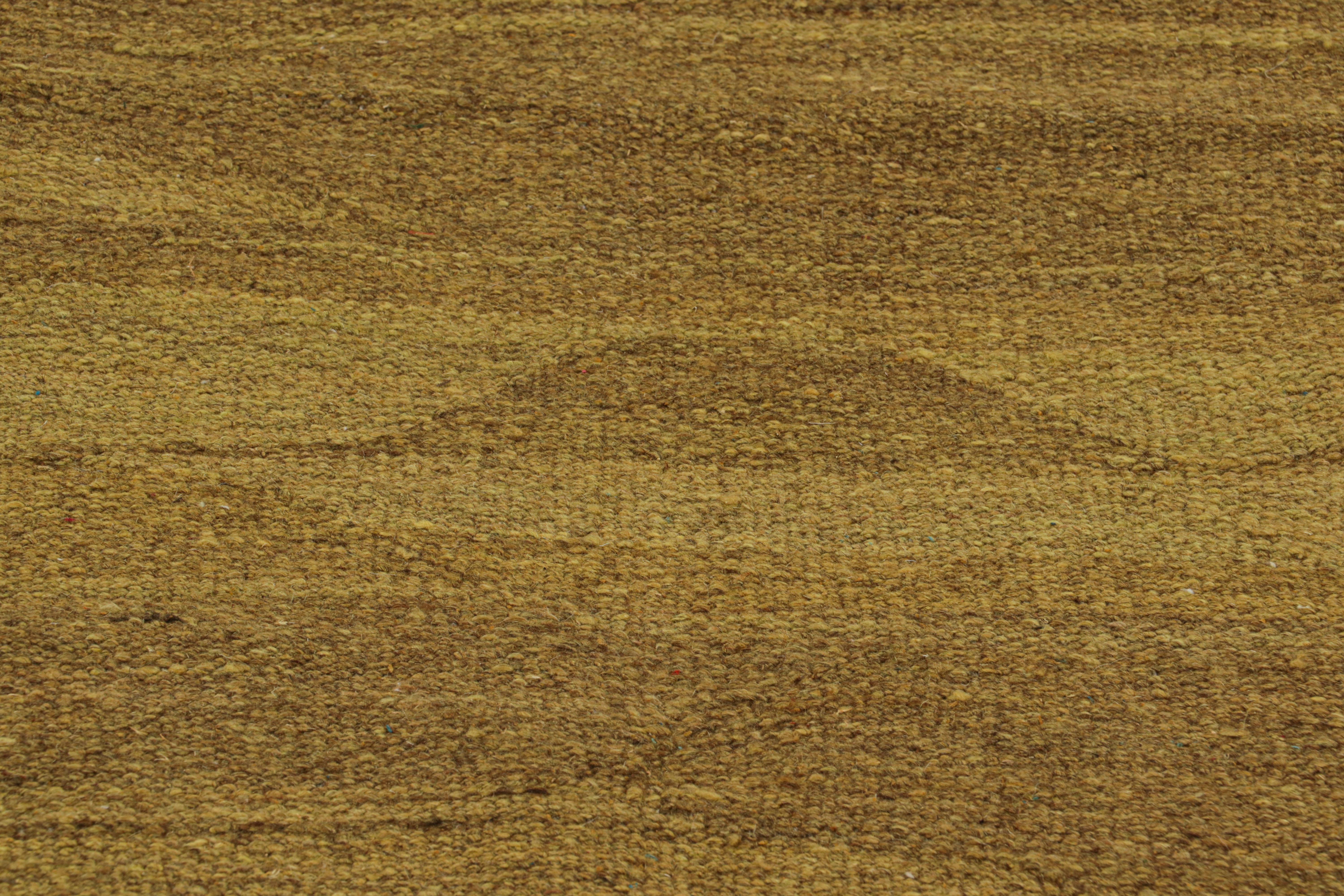 Moderno Rug & Kilim è un kilim contemporaneo con tonalità chartreuse, oro e beige-marrone in vendita