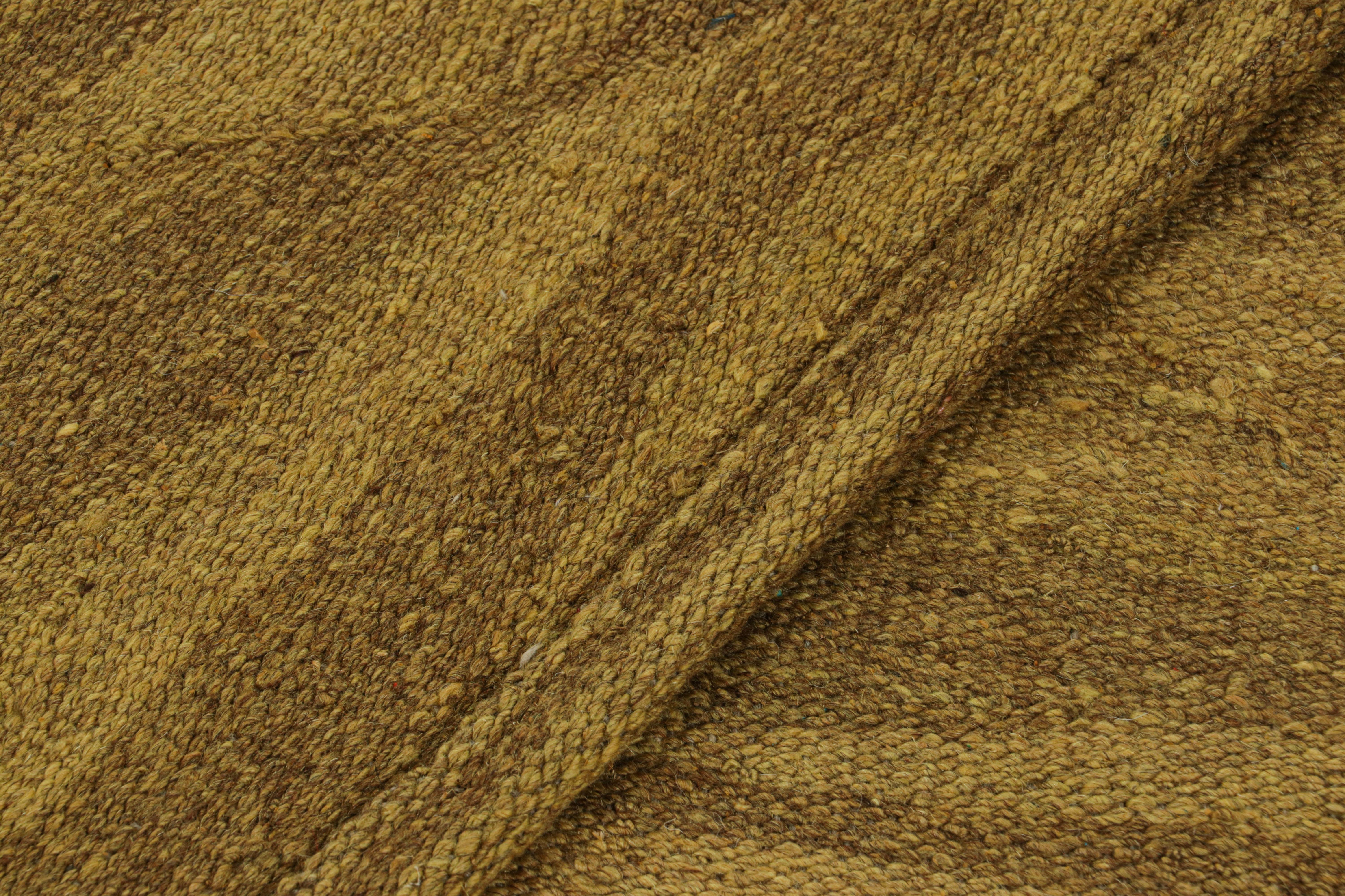XXI secolo e contemporaneo Rug & Kilim è un kilim contemporaneo con tonalità chartreuse, oro e beige-marrone in vendita