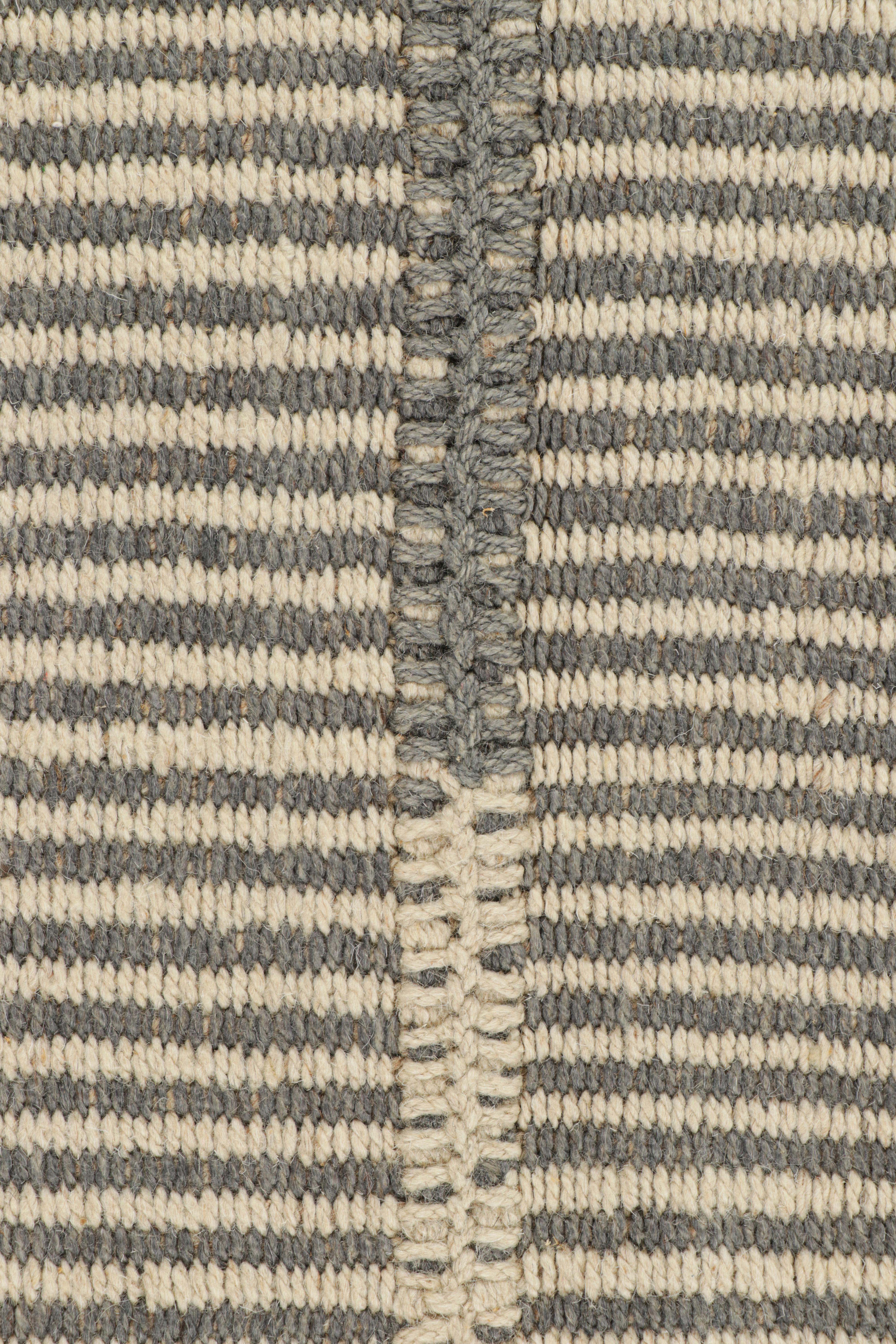 Moderno Rug & Kilim è un kilim contemporaneo con strisce testuali grigie e bianche in vendita