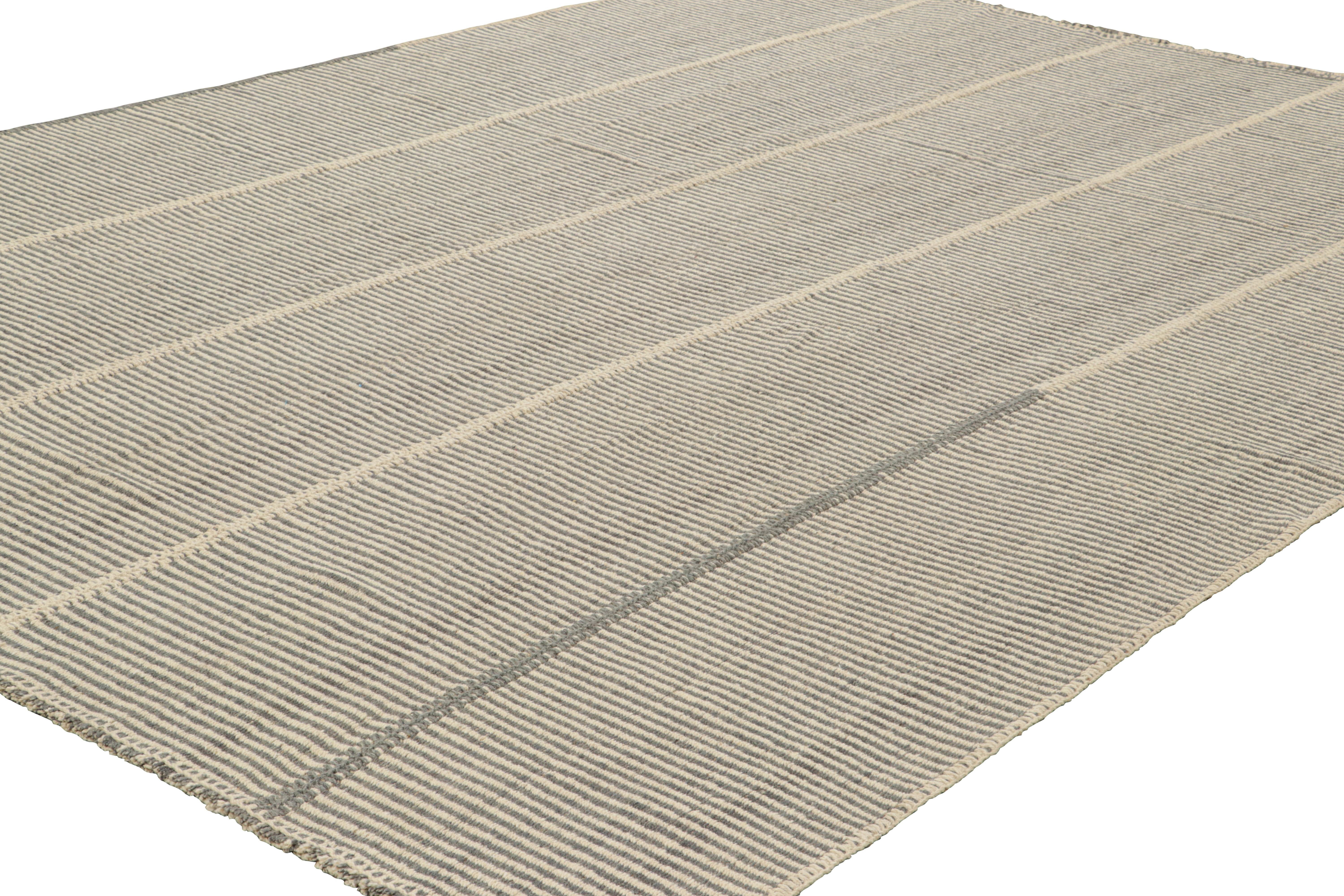 Turco Rug & Kilim è un kilim contemporaneo con strisce testuali grigie e bianche in vendita
