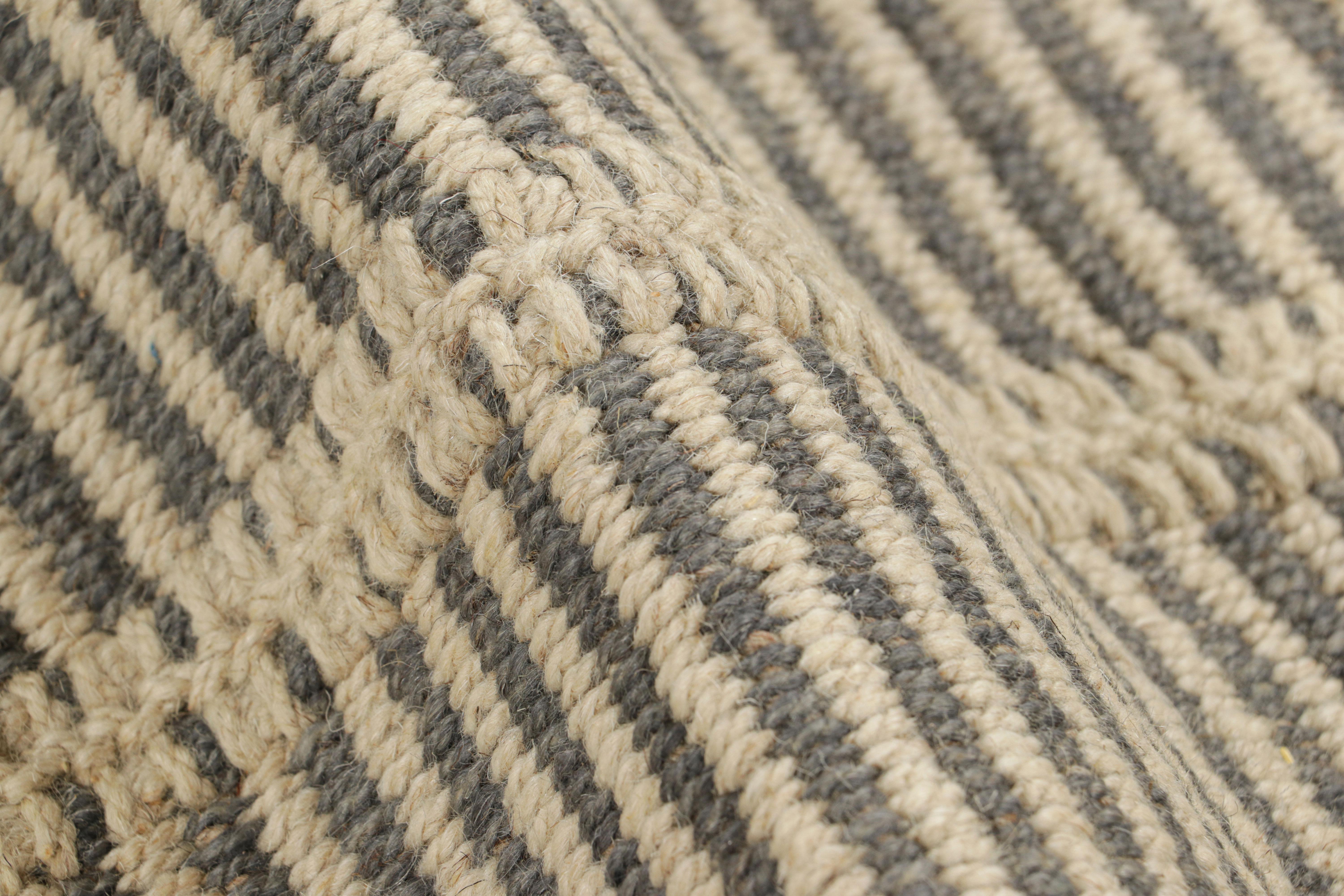 Rug & Kilim è un kilim contemporaneo con strisce testuali grigie e bianche In condizioni Nuovo in vendita a Long Island City, NY