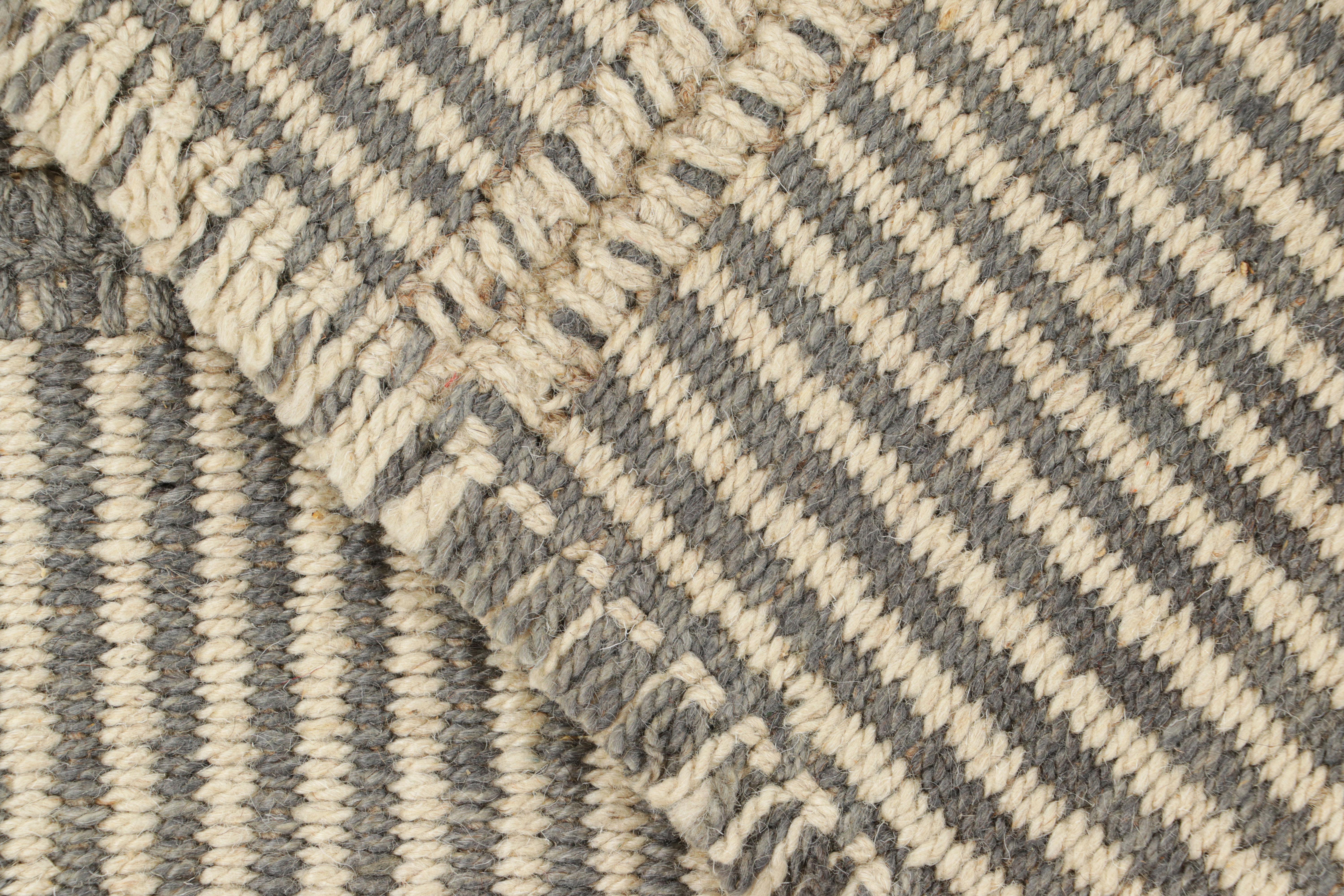 XXI secolo e contemporaneo Rug & Kilim è un kilim contemporaneo con strisce testuali grigie e bianche in vendita