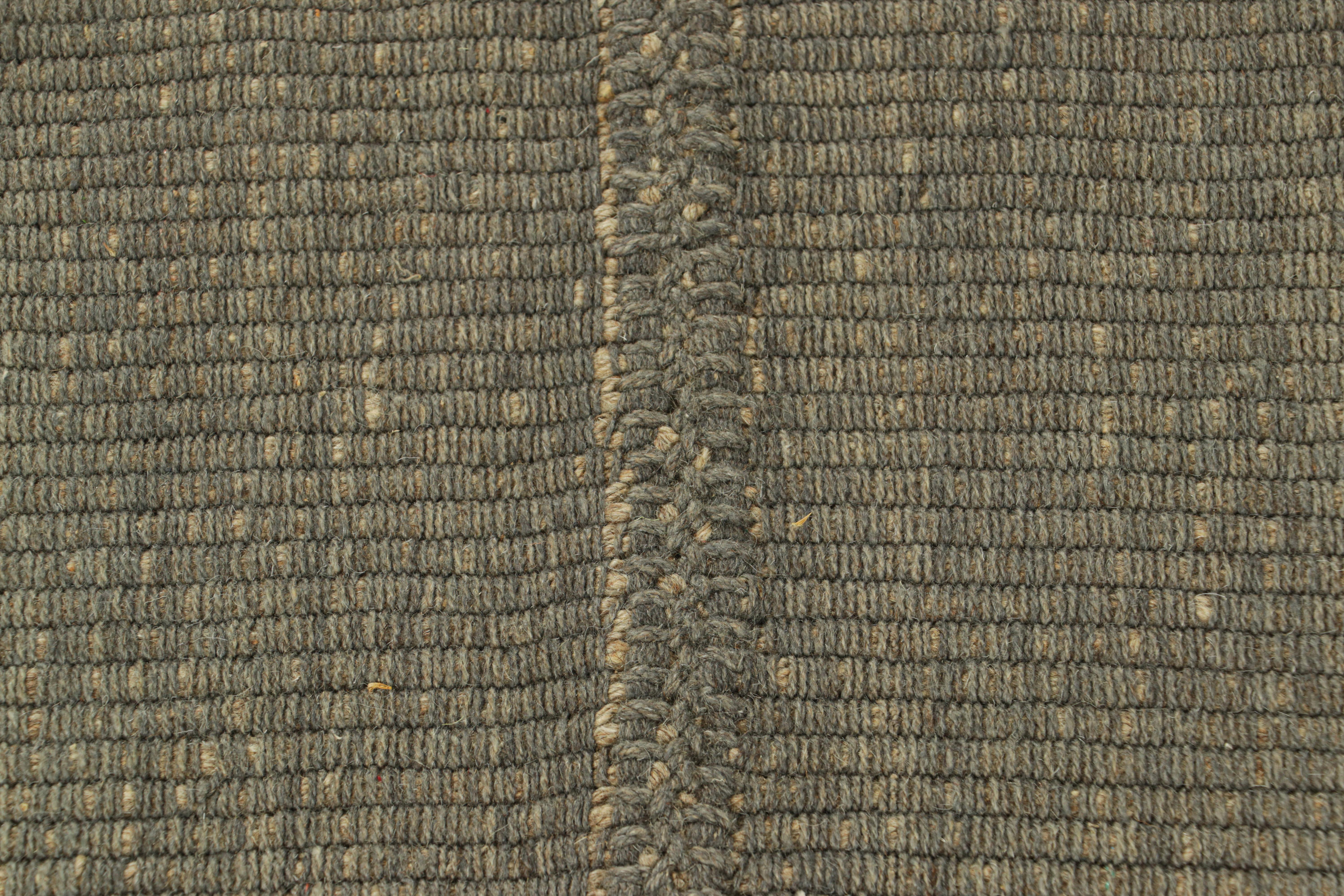 Moderno Rug & Kilim è un kilim contemporaneo con strisce grigie e accenti beige. in vendita