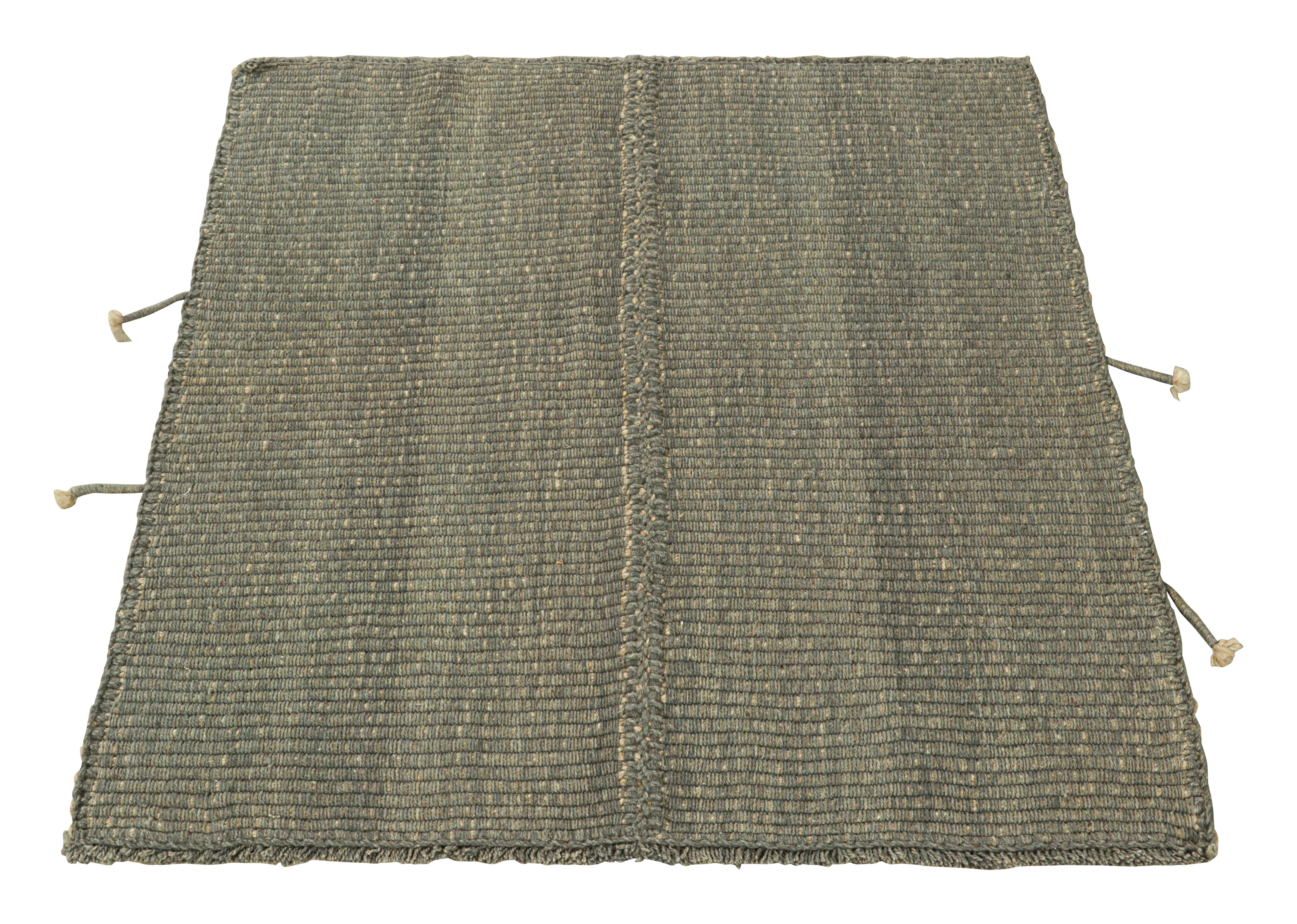 Tessuto a mano Rug & Kilim è un kilim contemporaneo con strisce grigie e accenti beige. in vendita