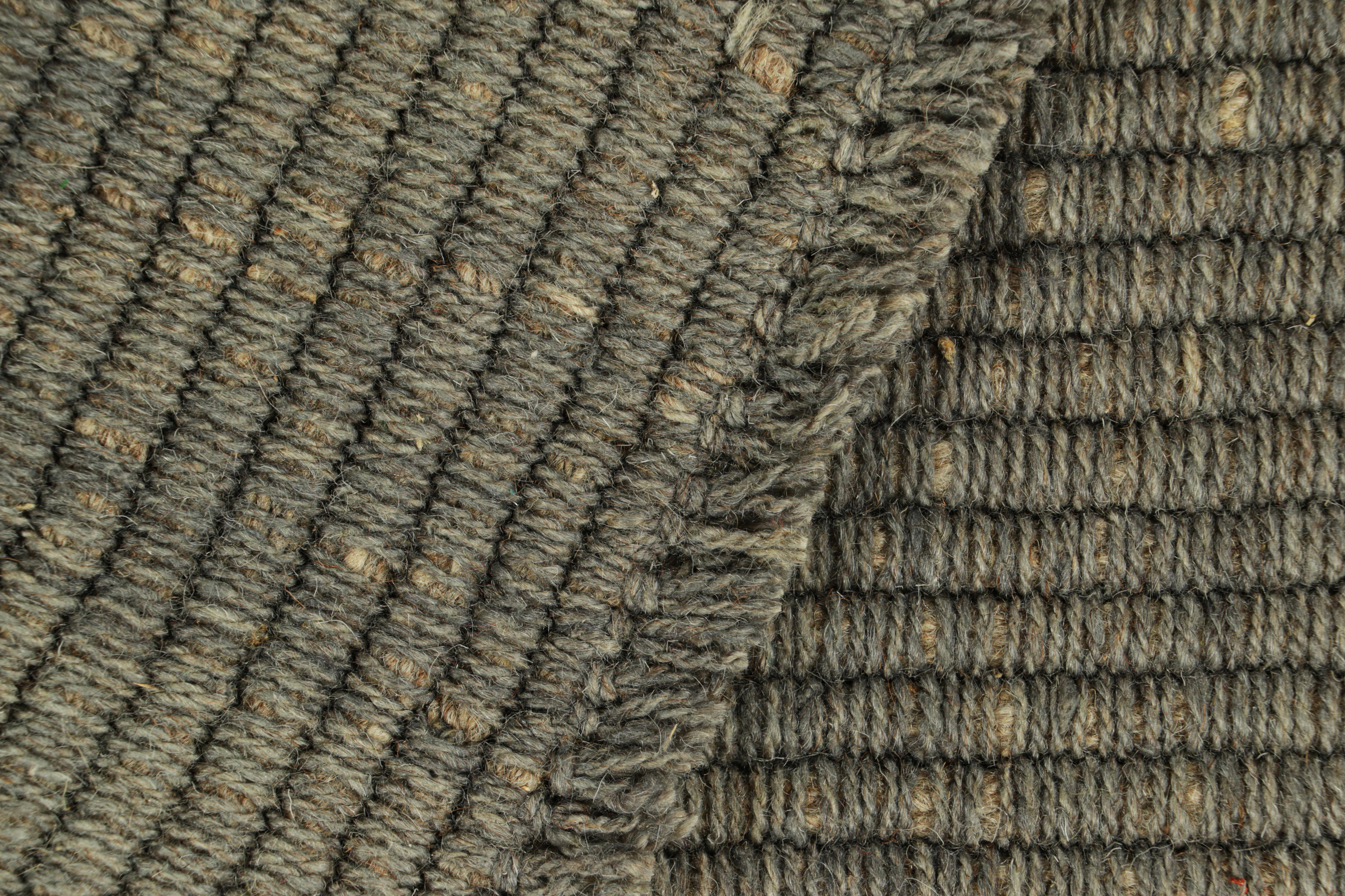 XXI secolo e contemporaneo Rug & Kilim è un kilim contemporaneo con strisce grigie e accenti beige. in vendita