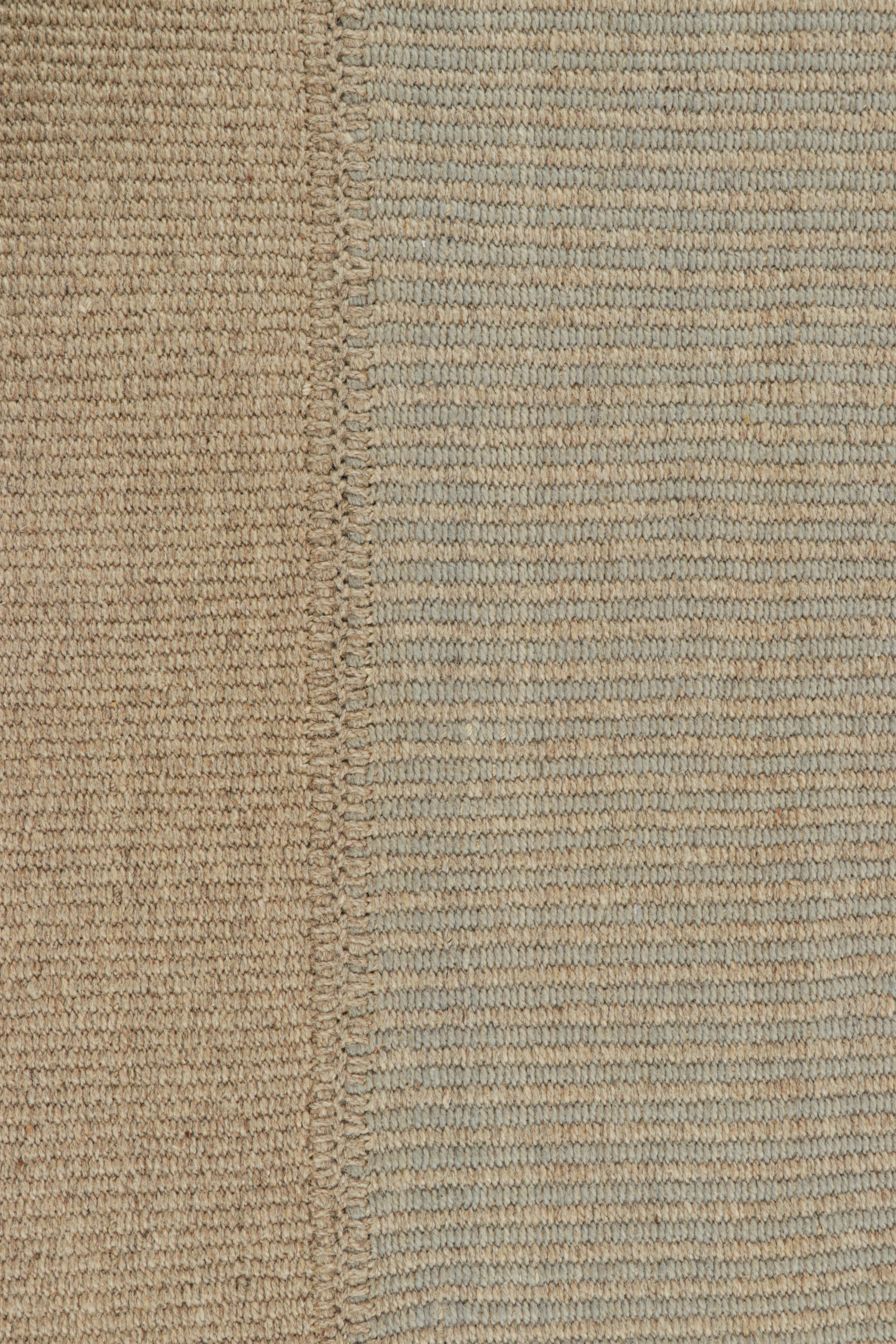 Moderno Rug & Kilim è un kilim contemporaneo con strisce testuali azzurre e beige in vendita