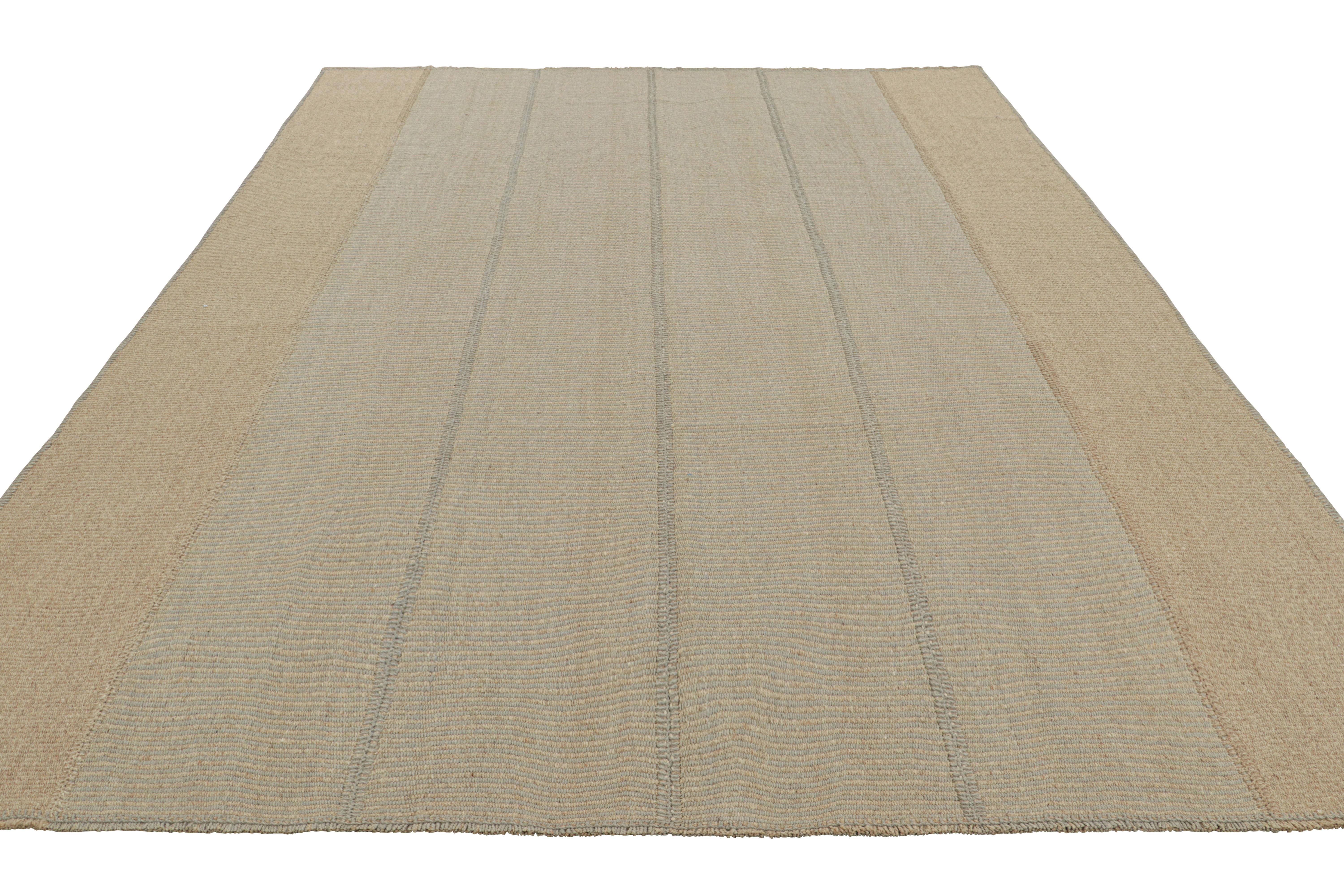 Rug & Kilim's Contemporary Kilim mit hellblauen und beigen Strukturstreifen (Handgewebt) im Angebot