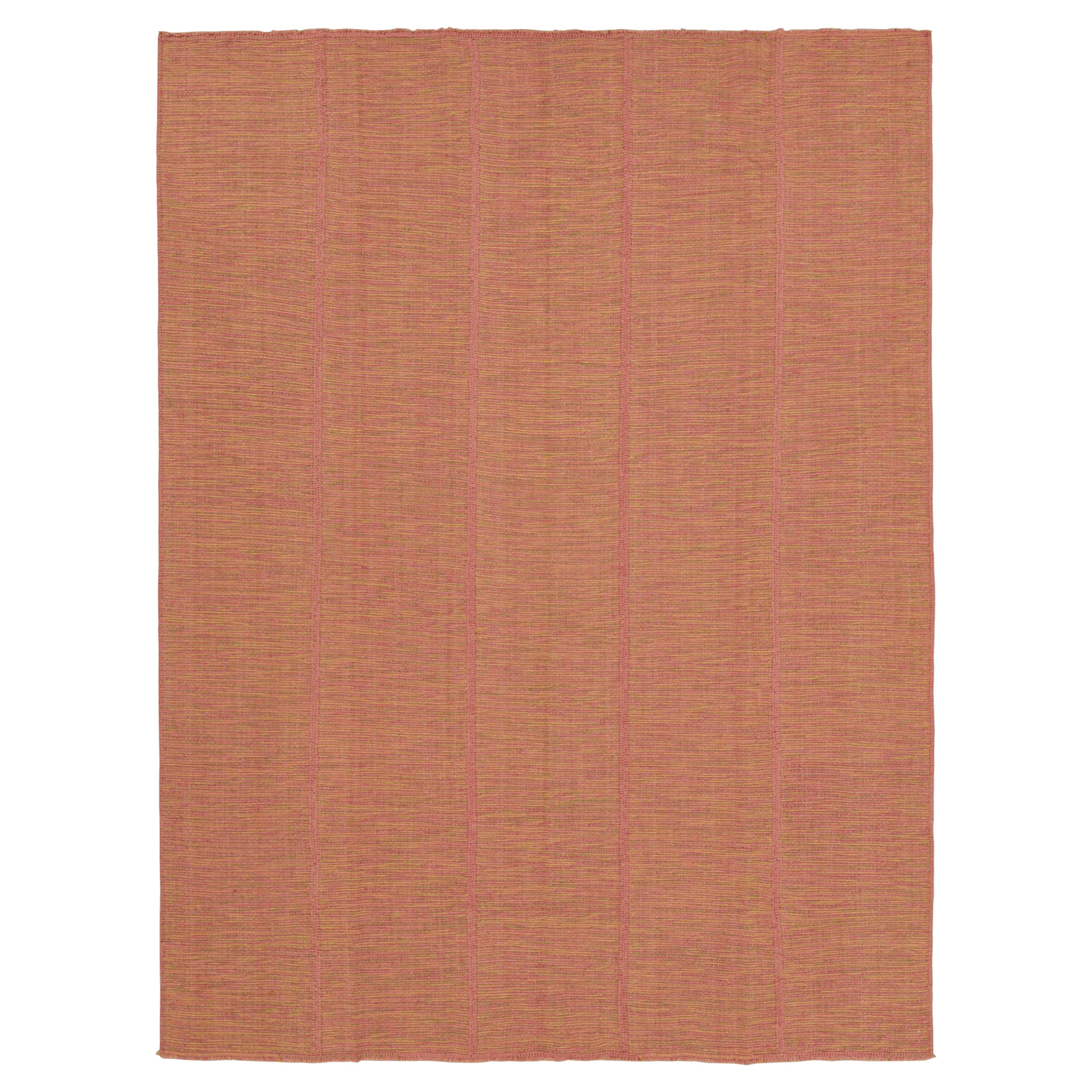 Kilim contemporáneo de Rug & Kilim con rayas texturadas en rosa, verde y dorado