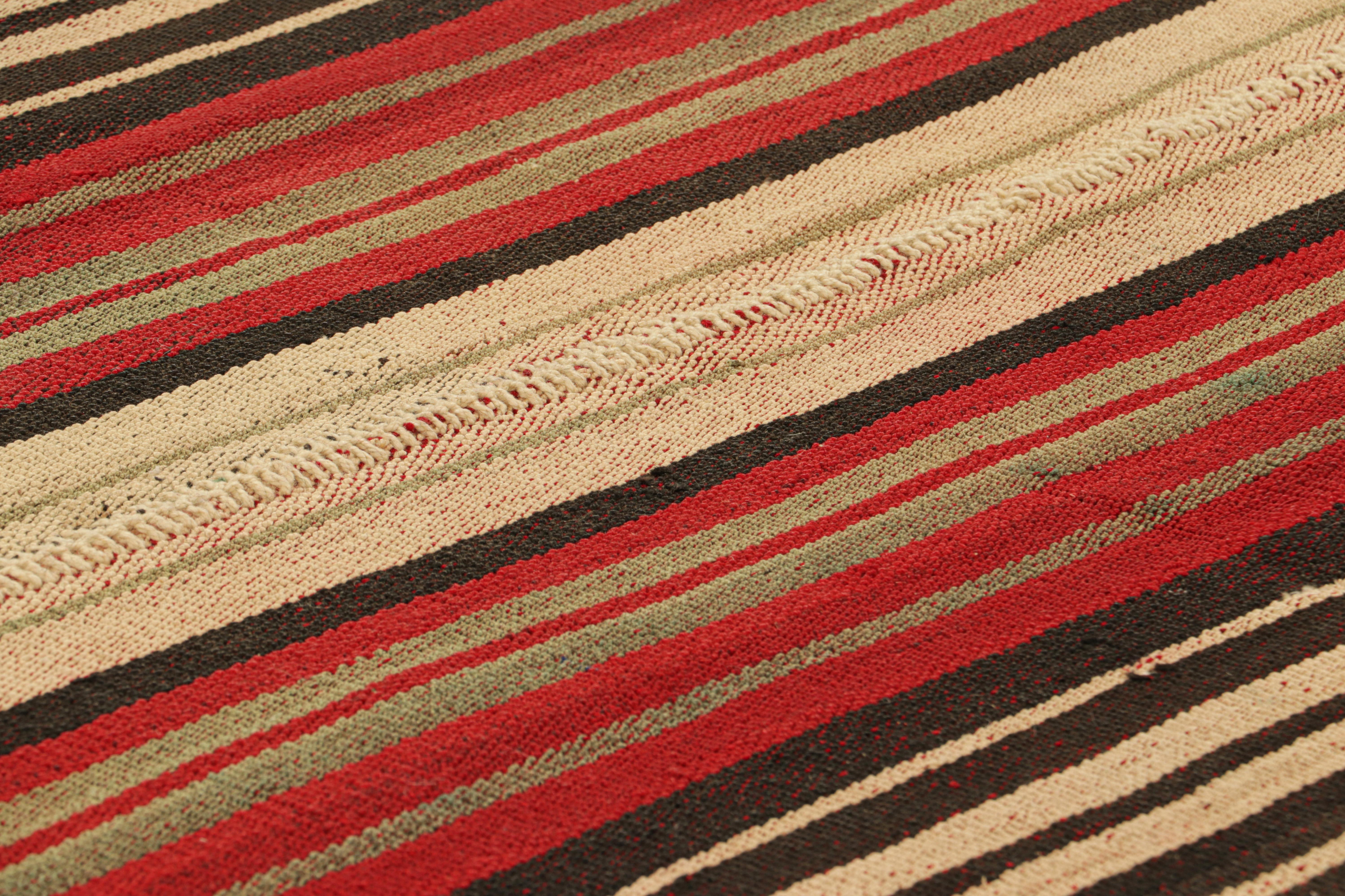 Handgewebte Wolle, ein 5x7-Kilim-Muster aus einer innovativen neuen zeitgenössischen Flachgewebekollektion von Rug & Kilim.

Über das Design: 

Diese liebevoll Rez Kilims