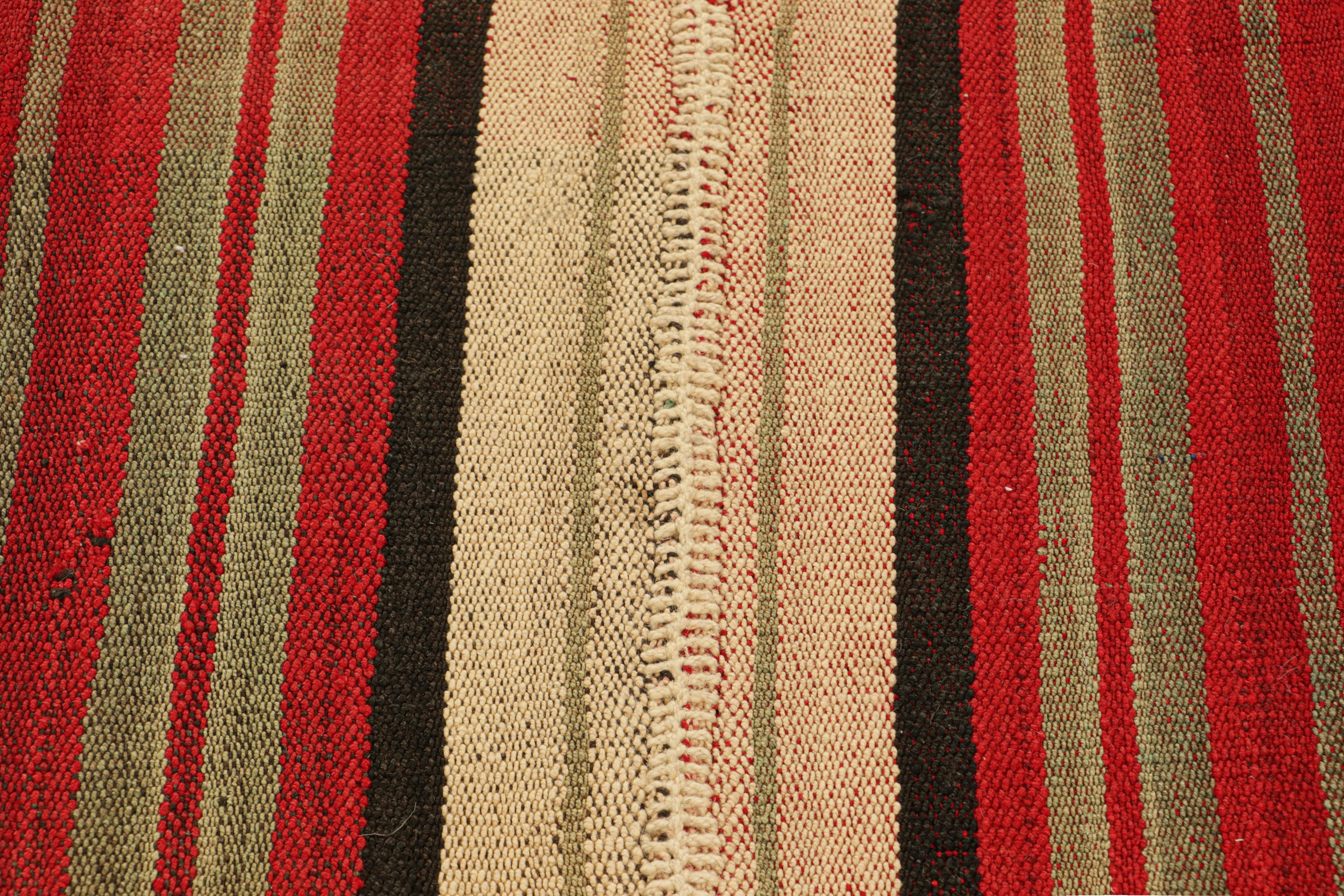Rug & Kilim's Contemporary Kilim mit roten, beigen und braunen Strukturstreifen (Moderne) im Angebot