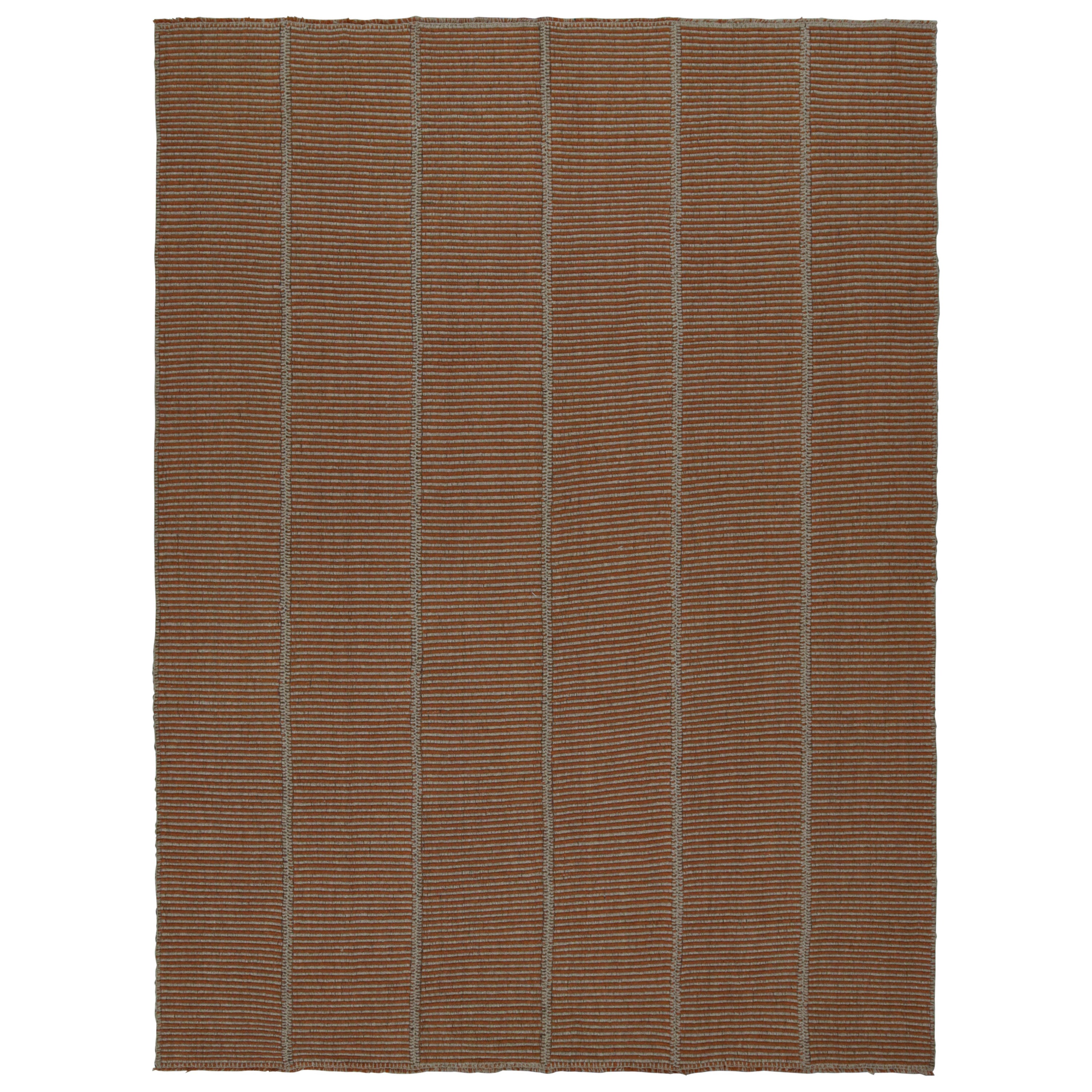 Rug & Kilim's Contemporary Kilim con strisce arancioni e beige in tonalità ruggine