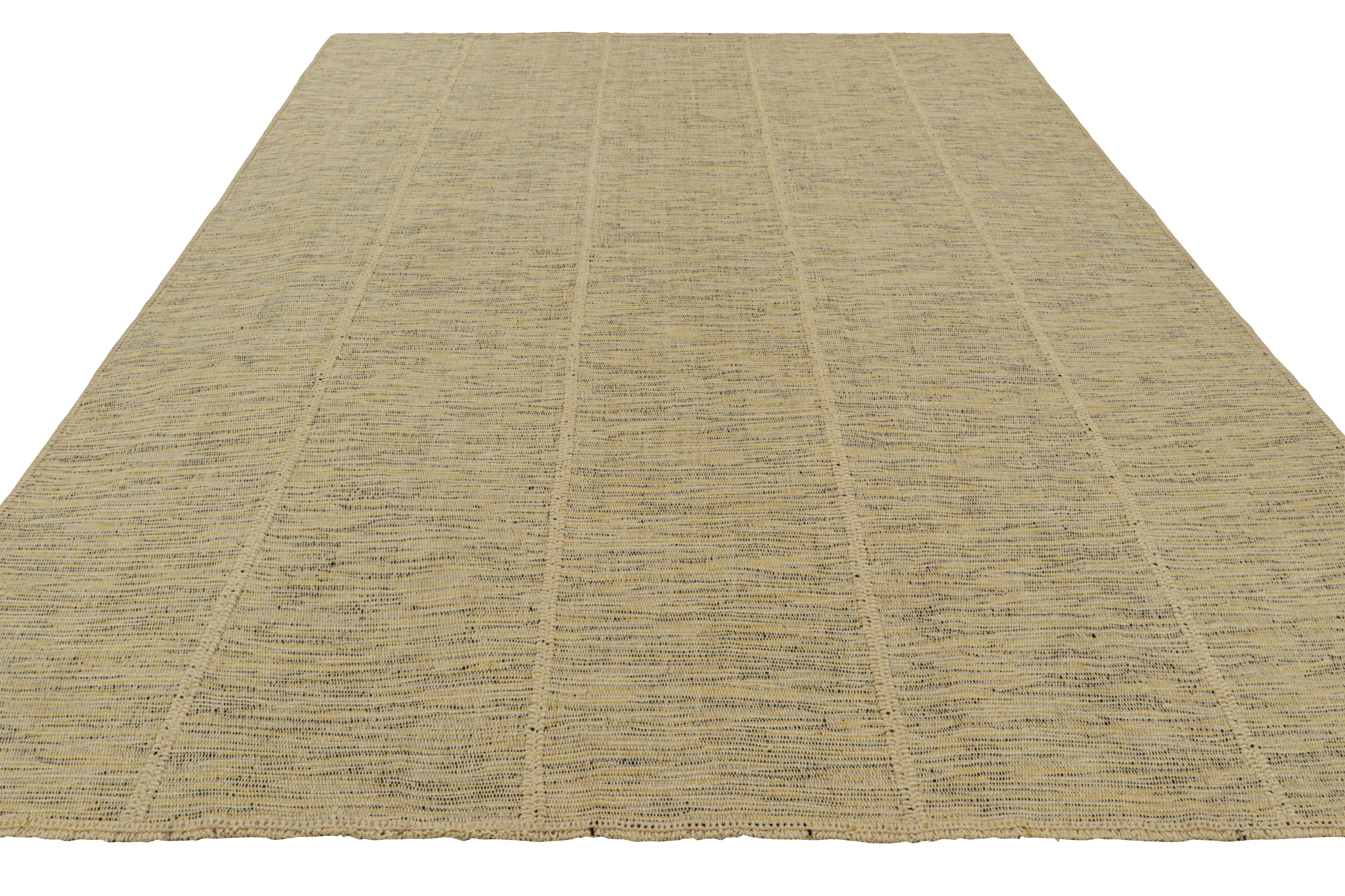 Tessuto a mano Rug & Kilim: Kilim contemporaneo a strisce in beige, oro e nero in vendita