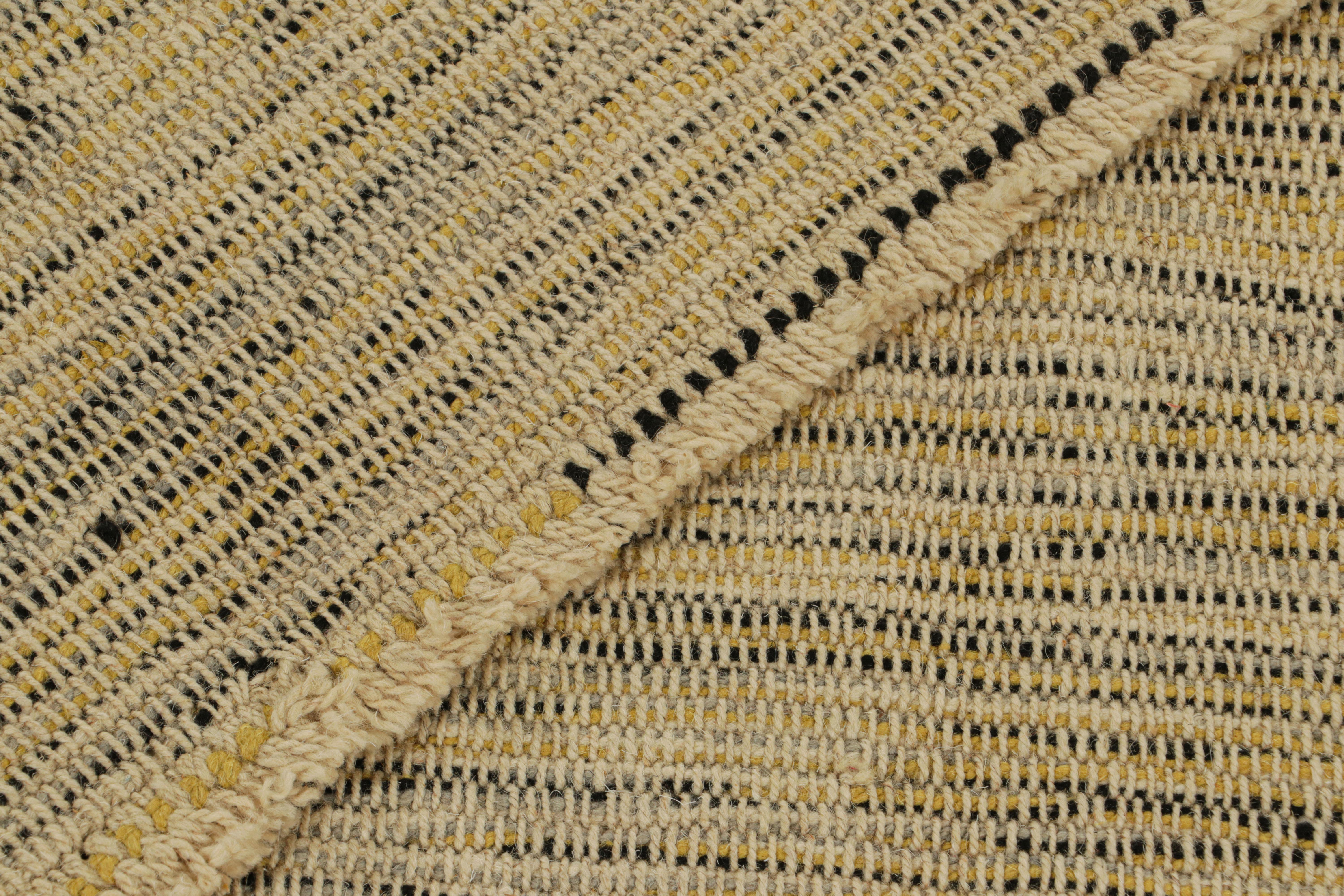 XXI secolo e contemporaneo Rug & Kilim: Kilim contemporaneo a strisce in beige, oro e nero in vendita