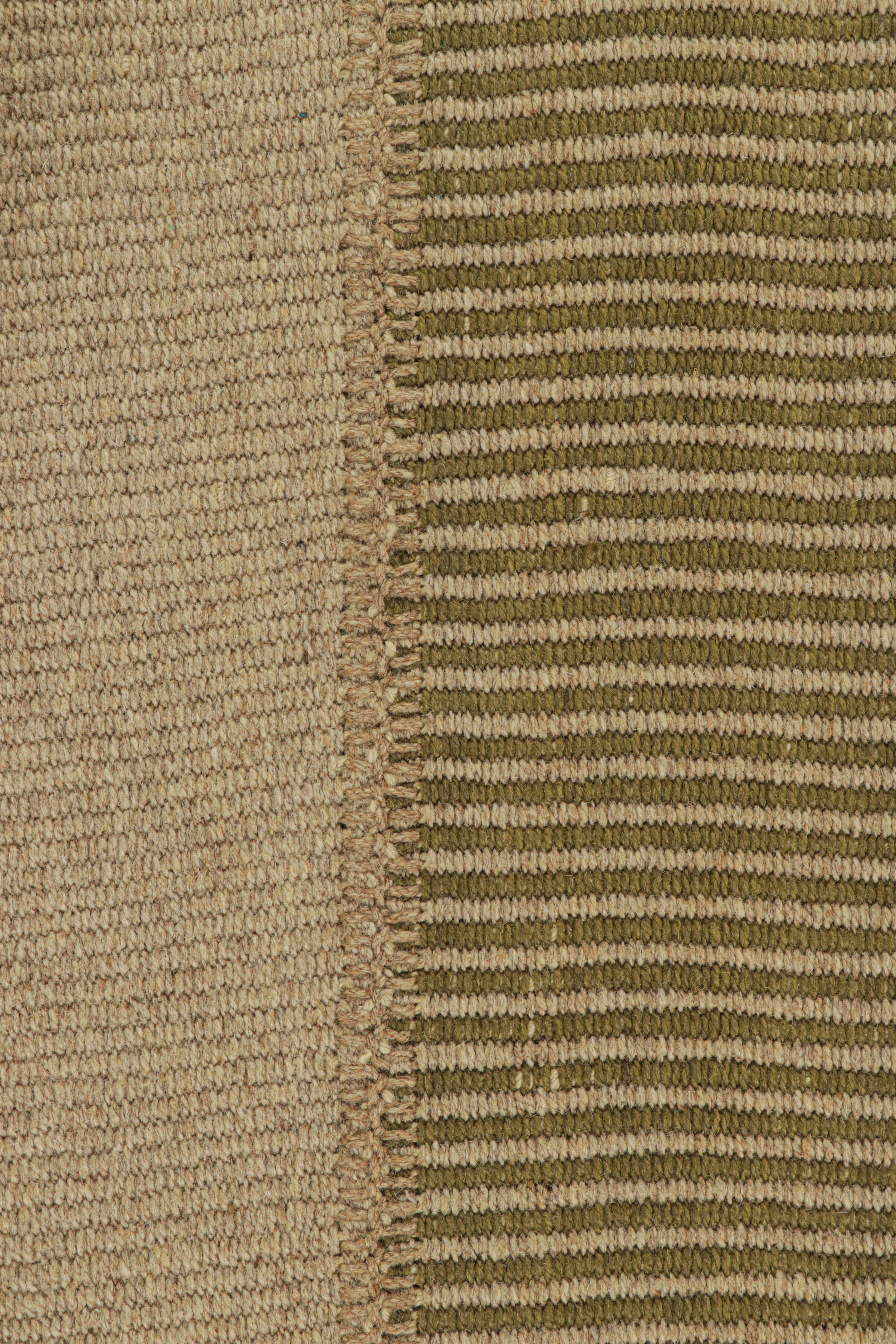 Moderno Rug & Kilim è un kilim contemporaneo con strisce in verde e accenti beige-marrone in vendita