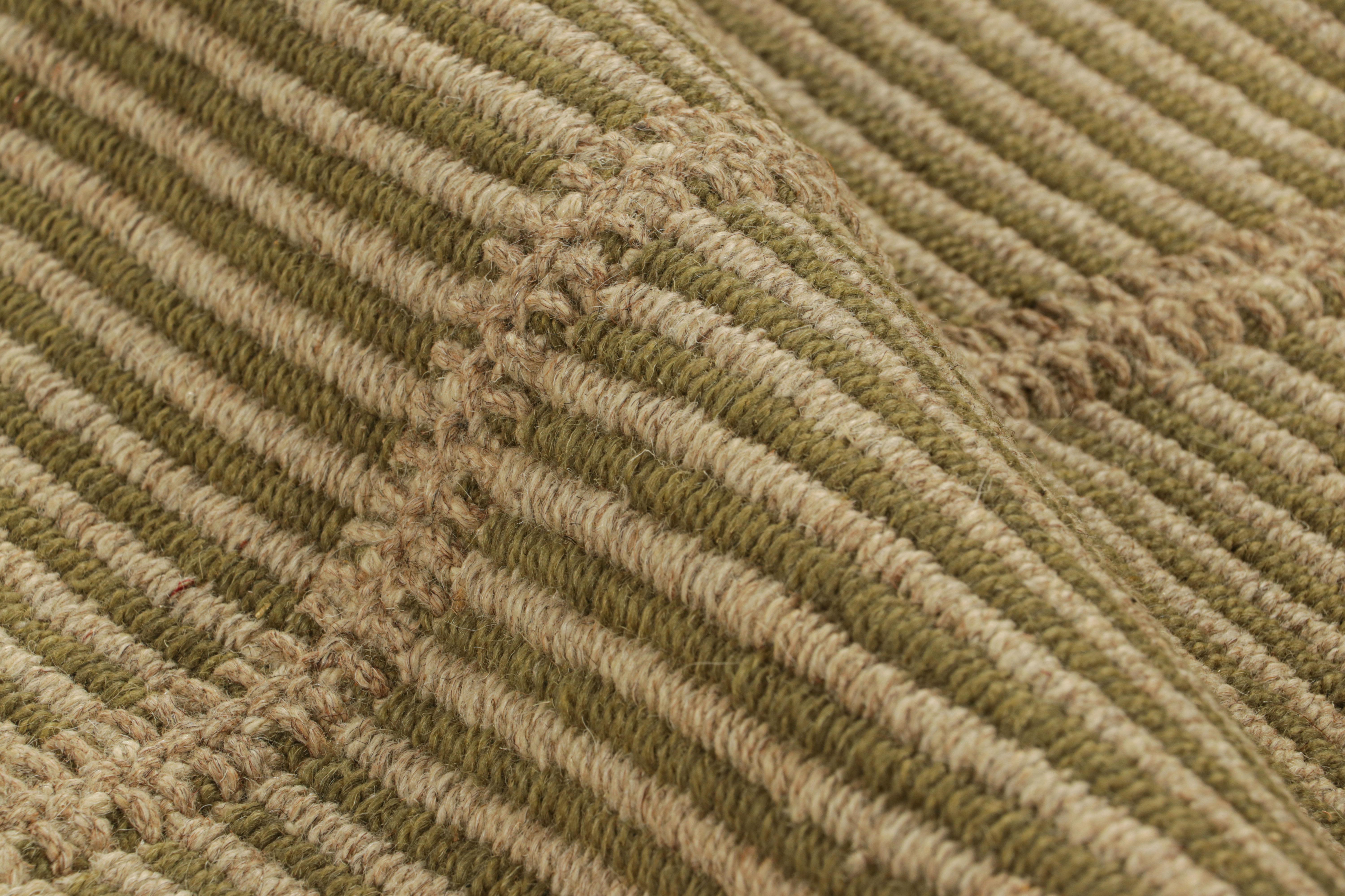 Rug & Kilim è un kilim contemporaneo con strisce in verde e accenti beige-marrone In condizioni Nuovo in vendita a Long Island City, NY