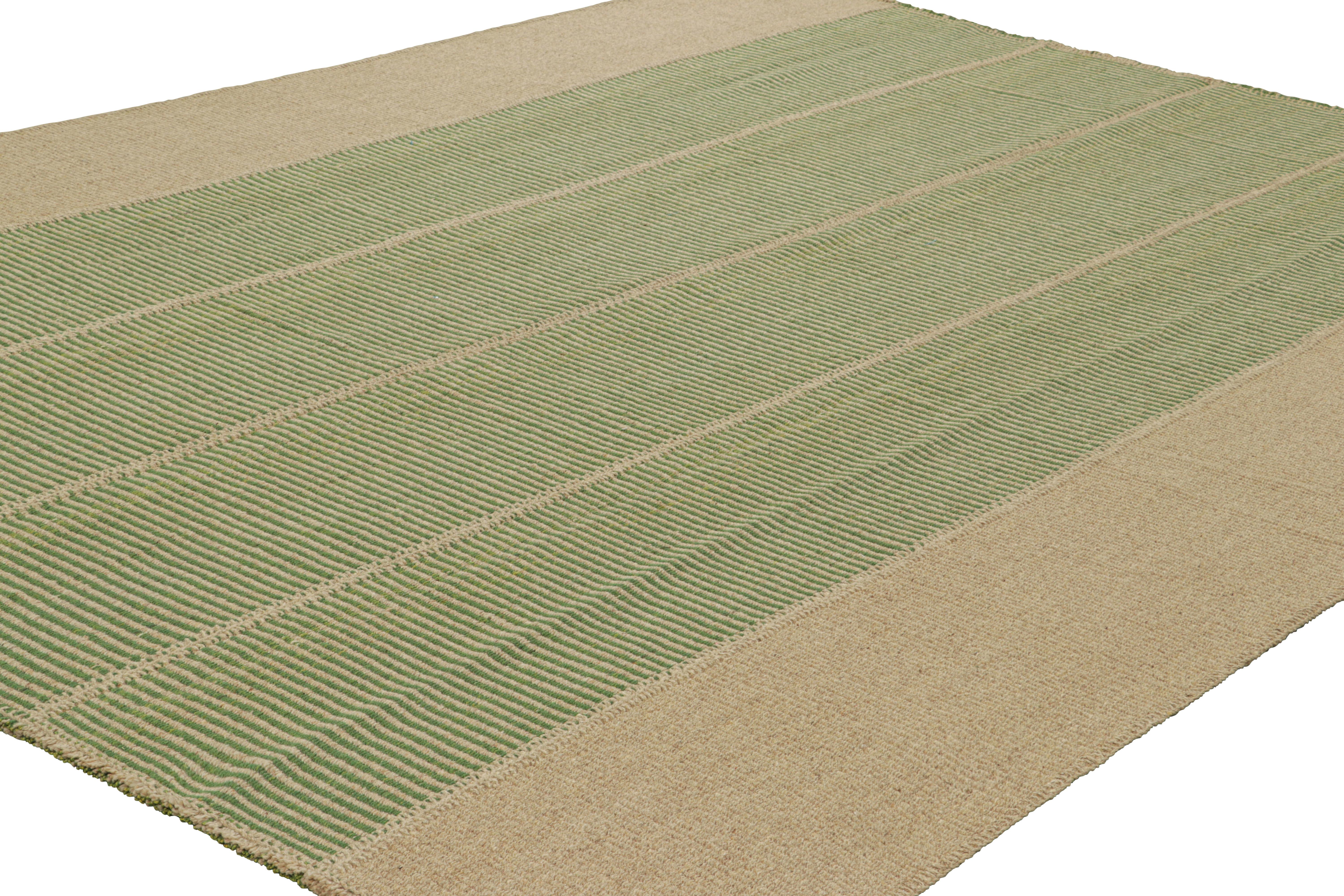 Rug & Kilim's Contemporary Kilim mit Streifen in Grün und Braun (Türkisch) im Angebot