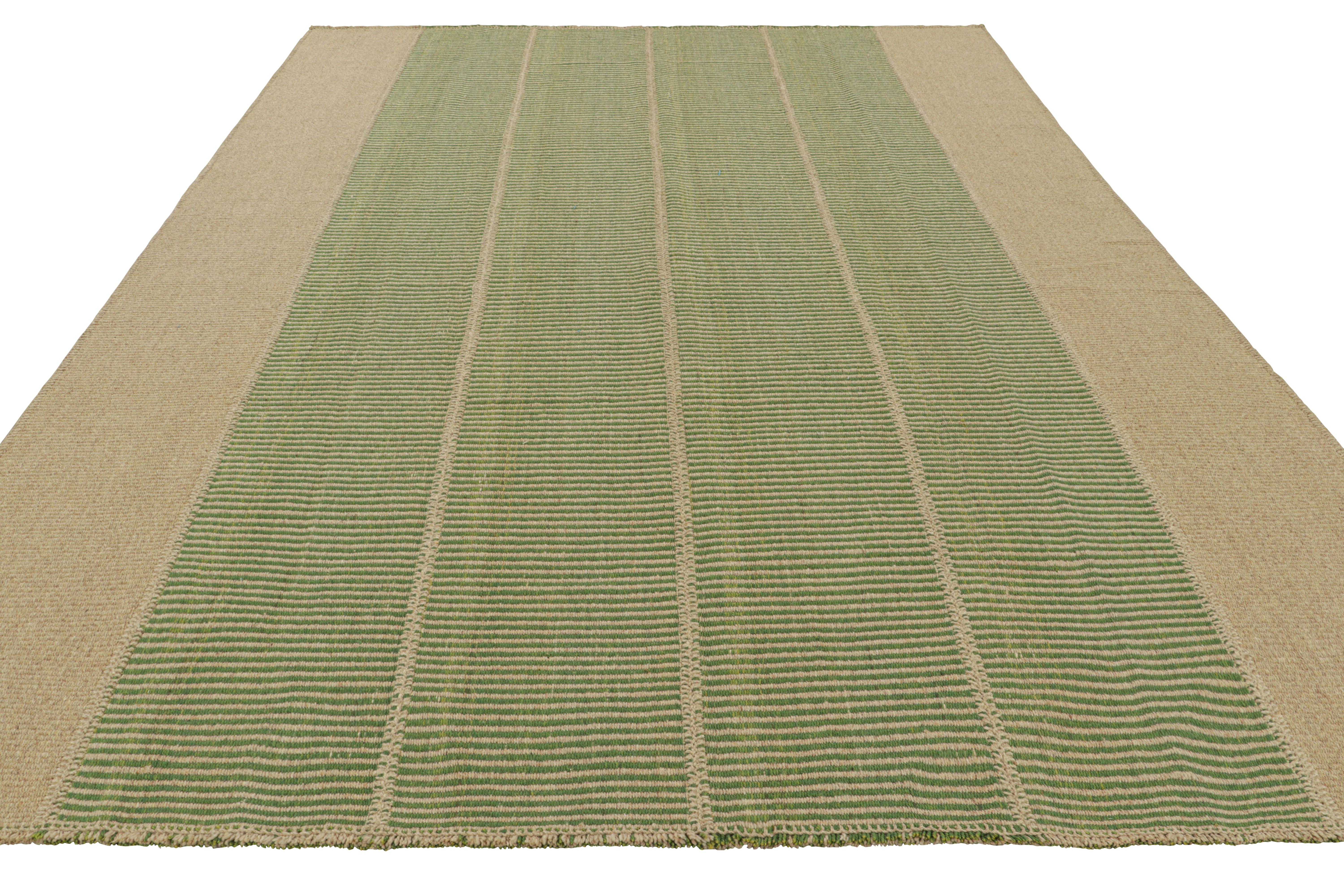 Tessuto a mano Rug & Kilim: Kilim contemporaneo a strisce in verde e marrone in vendita