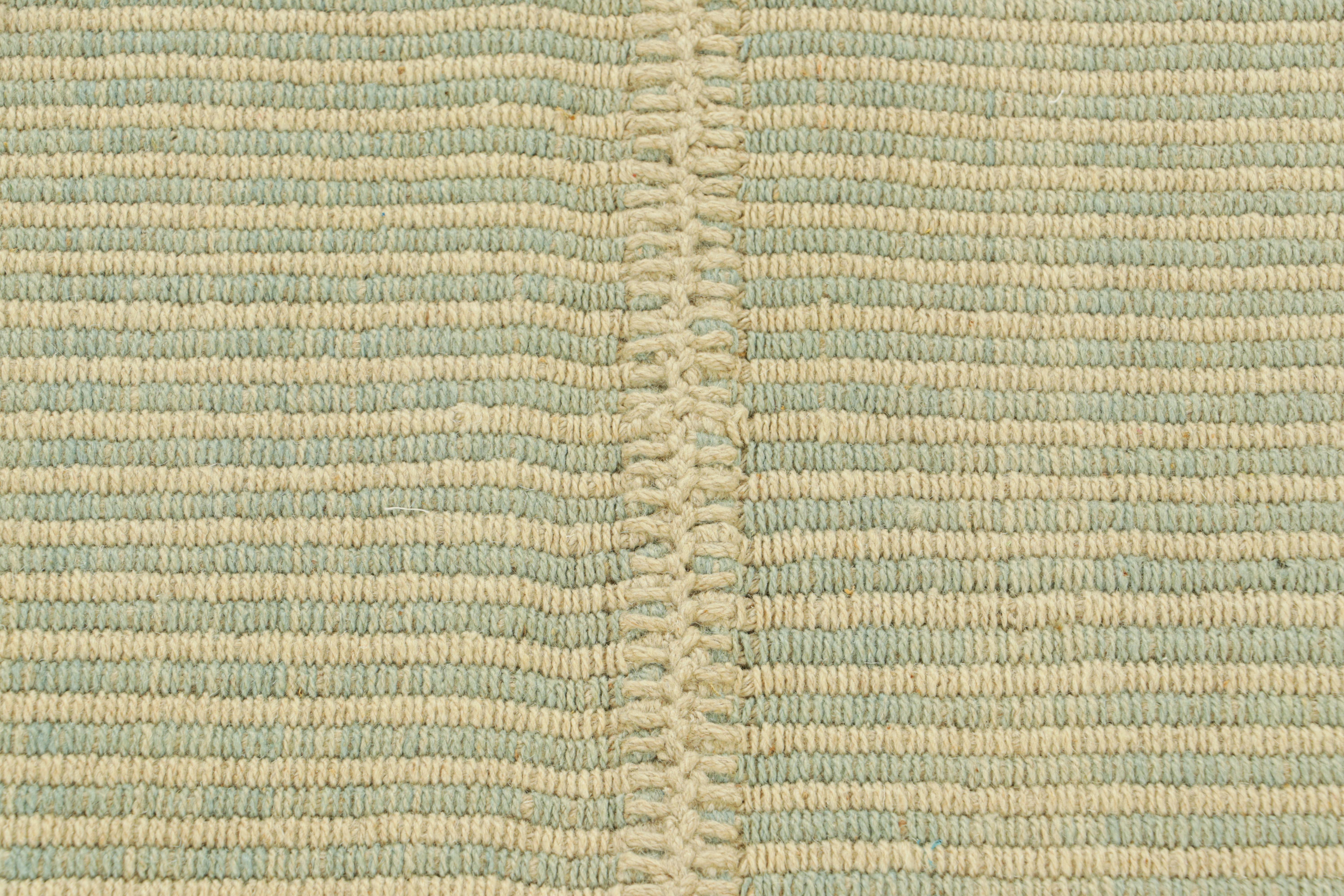 Moderne Rug & Kilim's Contemporary Kilim with Textural Beige and Blue Stripes (Kilim contemporain avec des rayures texturées beiges et bleues) en vente