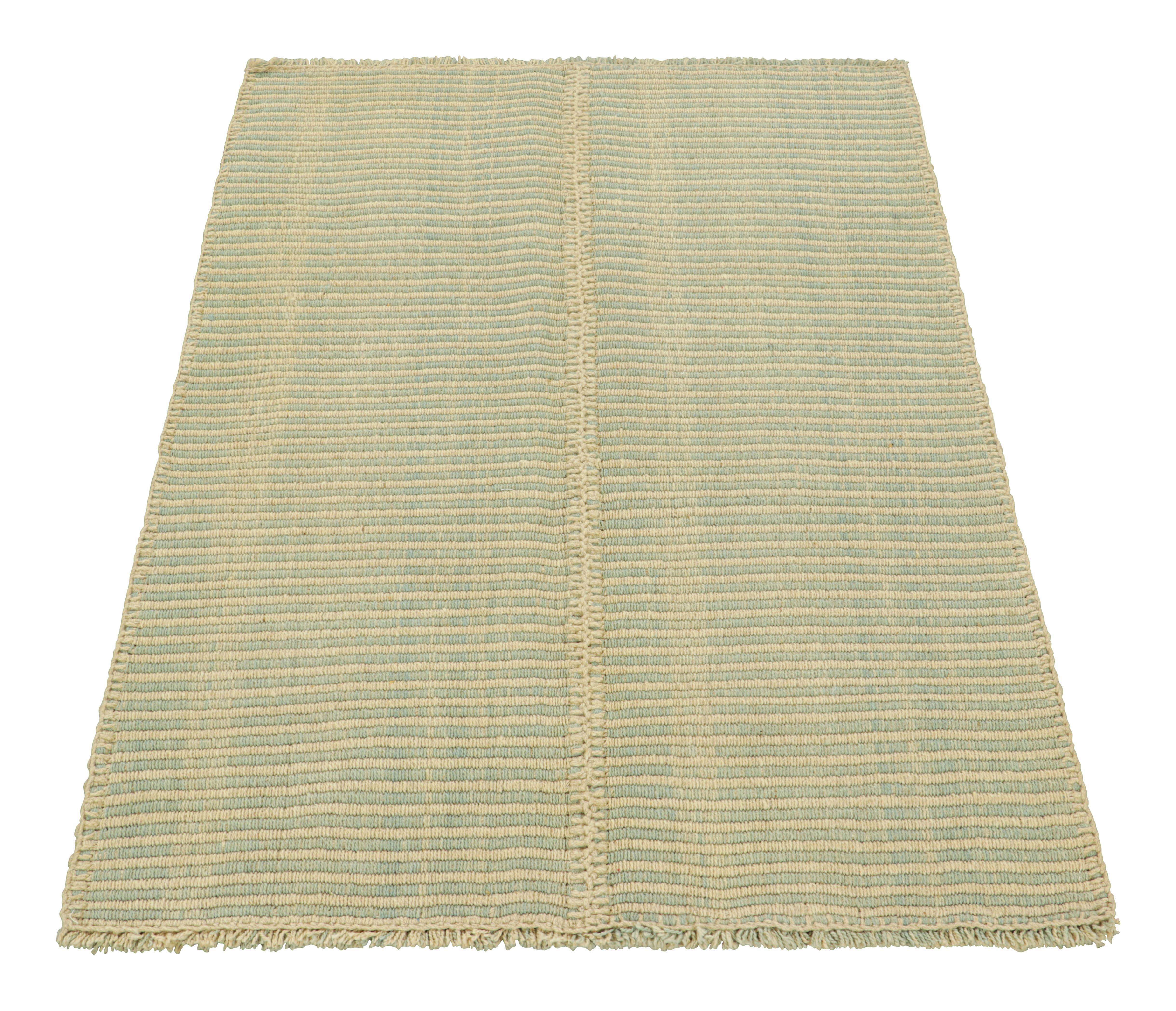 Tissé à la main Rug & Kilim's Contemporary Kilim with Textural Beige and Blue Stripes (Kilim contemporain avec des rayures texturées beiges et bleues) en vente