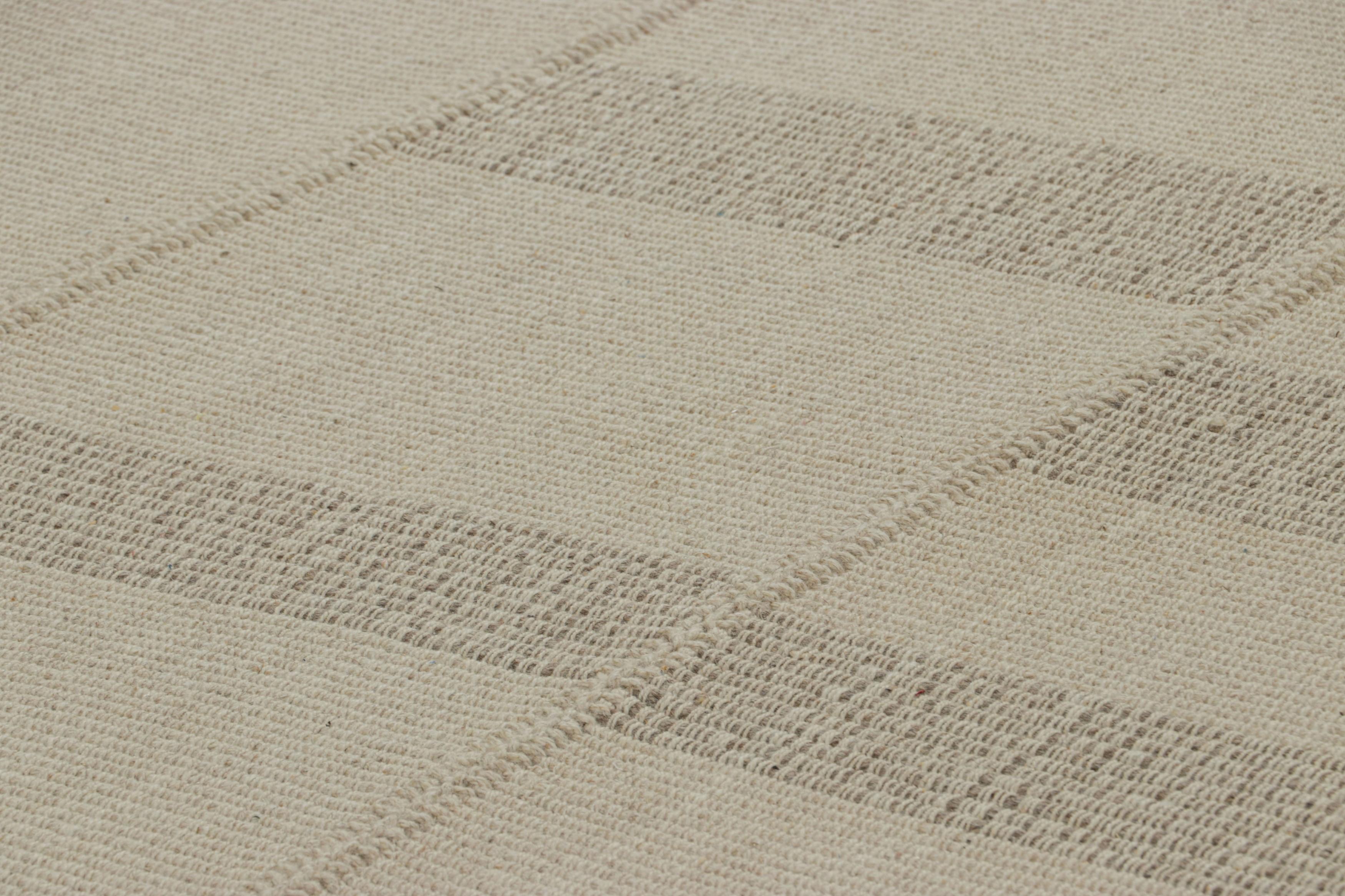 Dieser 9x13 große zeitgenössische Kelim aus handgewebter Wolle stammt aus einer aufregenden neuen Flachgewebe-Kollektion von Rug & Kilim, die nach Maß gefertigt werden kann.

Über das Design:

