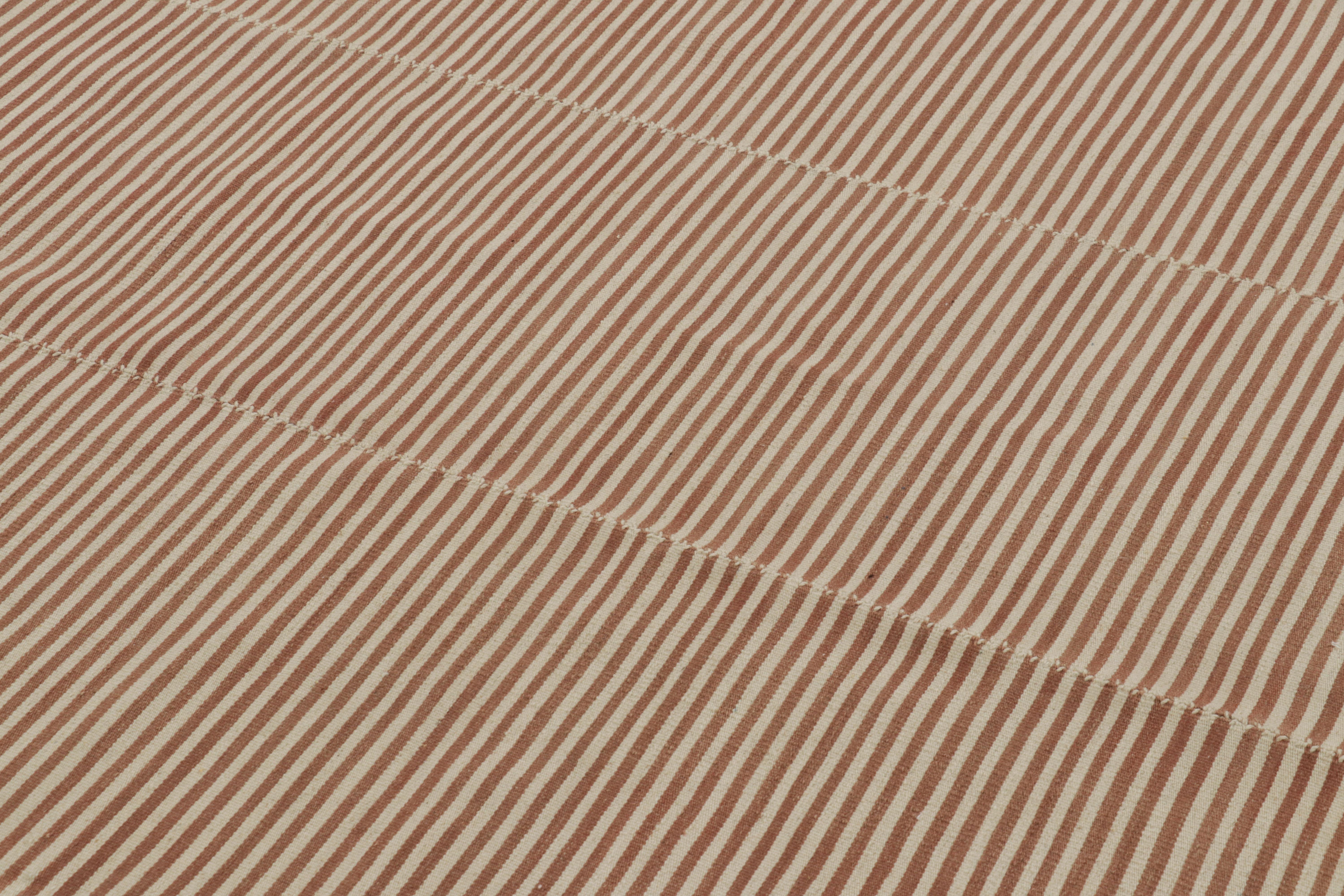 Tessuto a mano in lana, questo Kilim contemporaneo 5x6 fa parte di una nuova ed entusiasmante collezione a tessitura piatta personalizzabile di Rug & Kilim.

Sul design:

