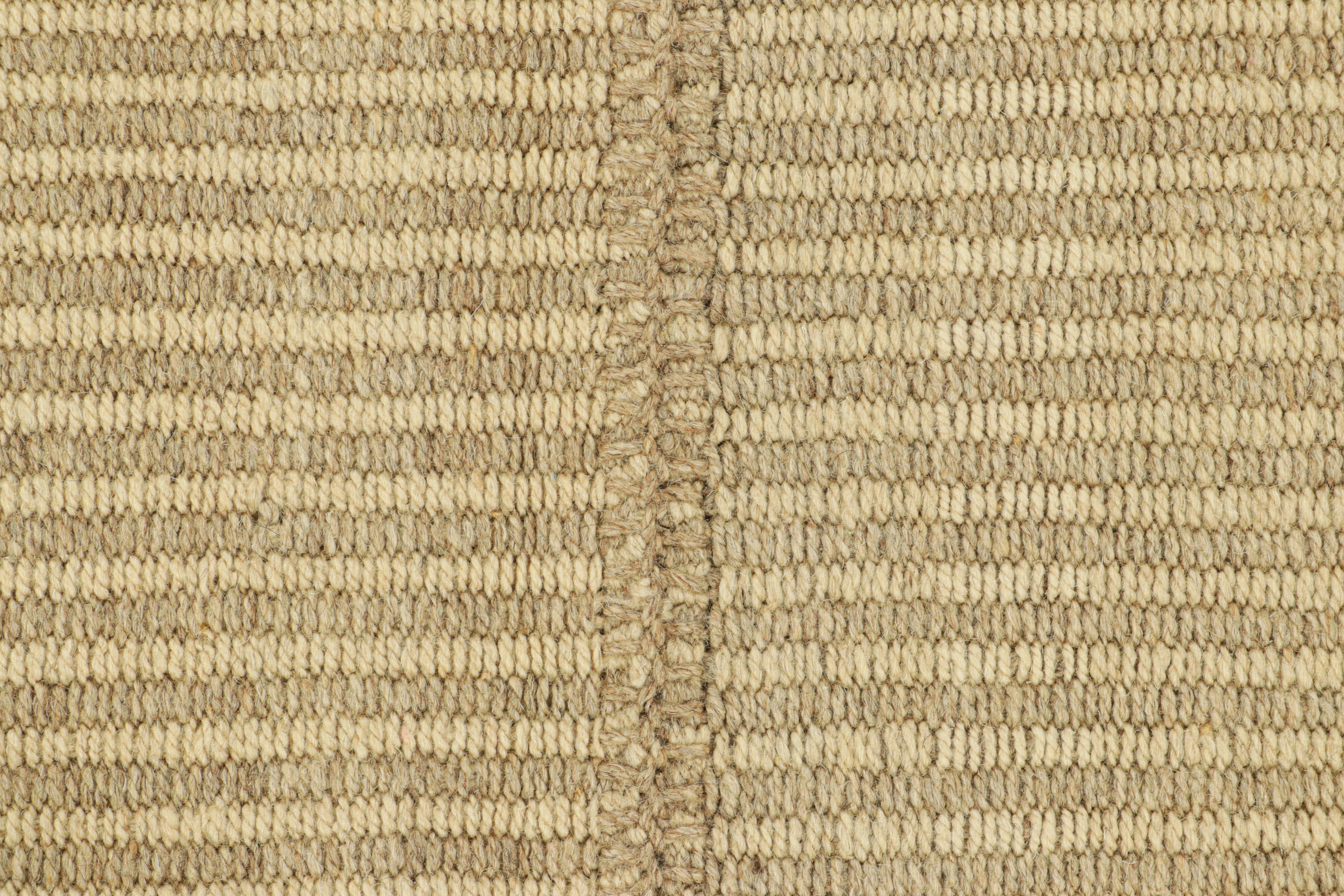 Kilim contemporáneo de Rug & Kilim con rayas texturadas en beige y marrón Moderno en venta