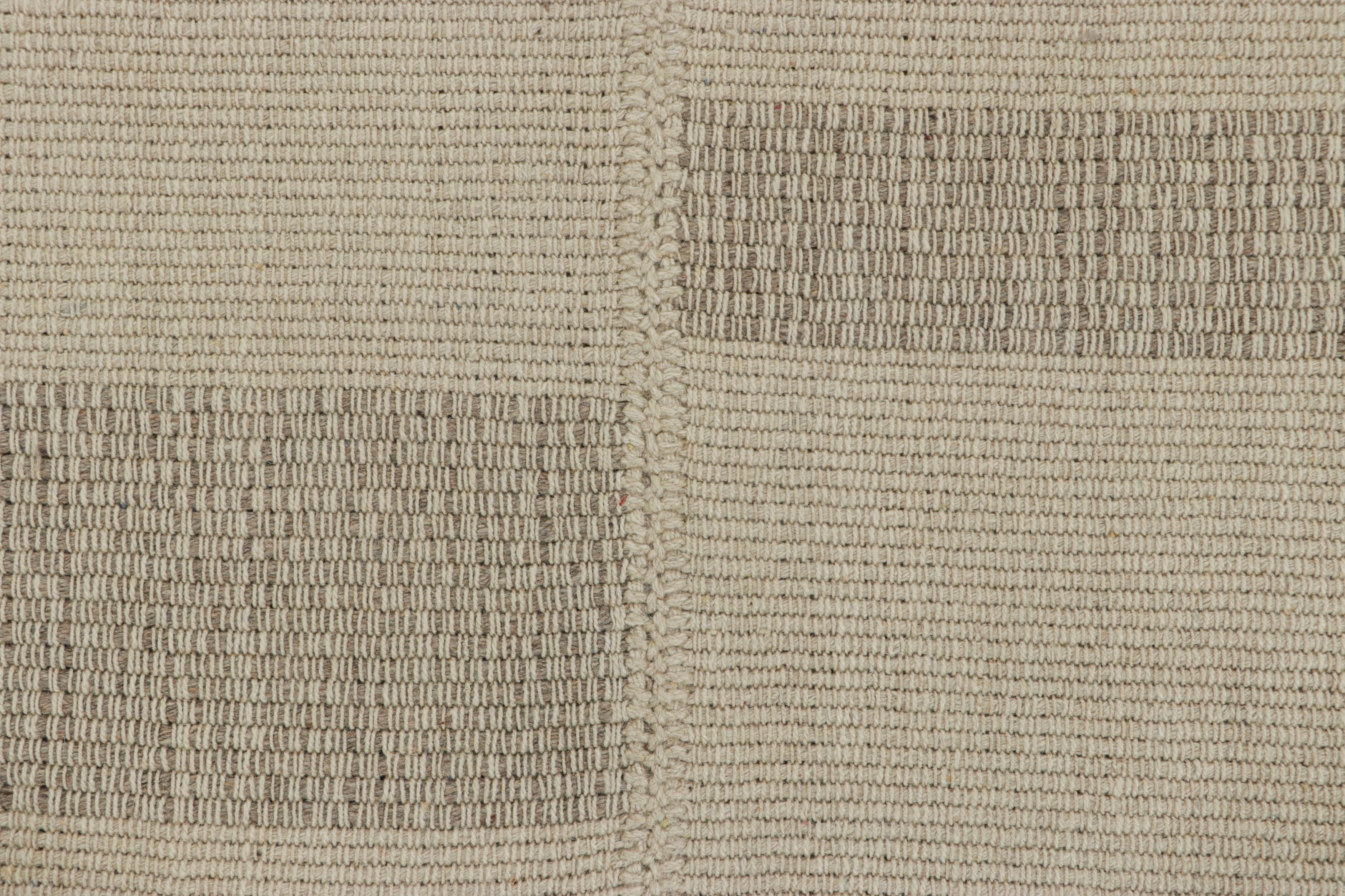 Rug & Kilim's Contemporary Kilim mit texturierten Beige- und Brown-Streifen (Kelim) im Angebot