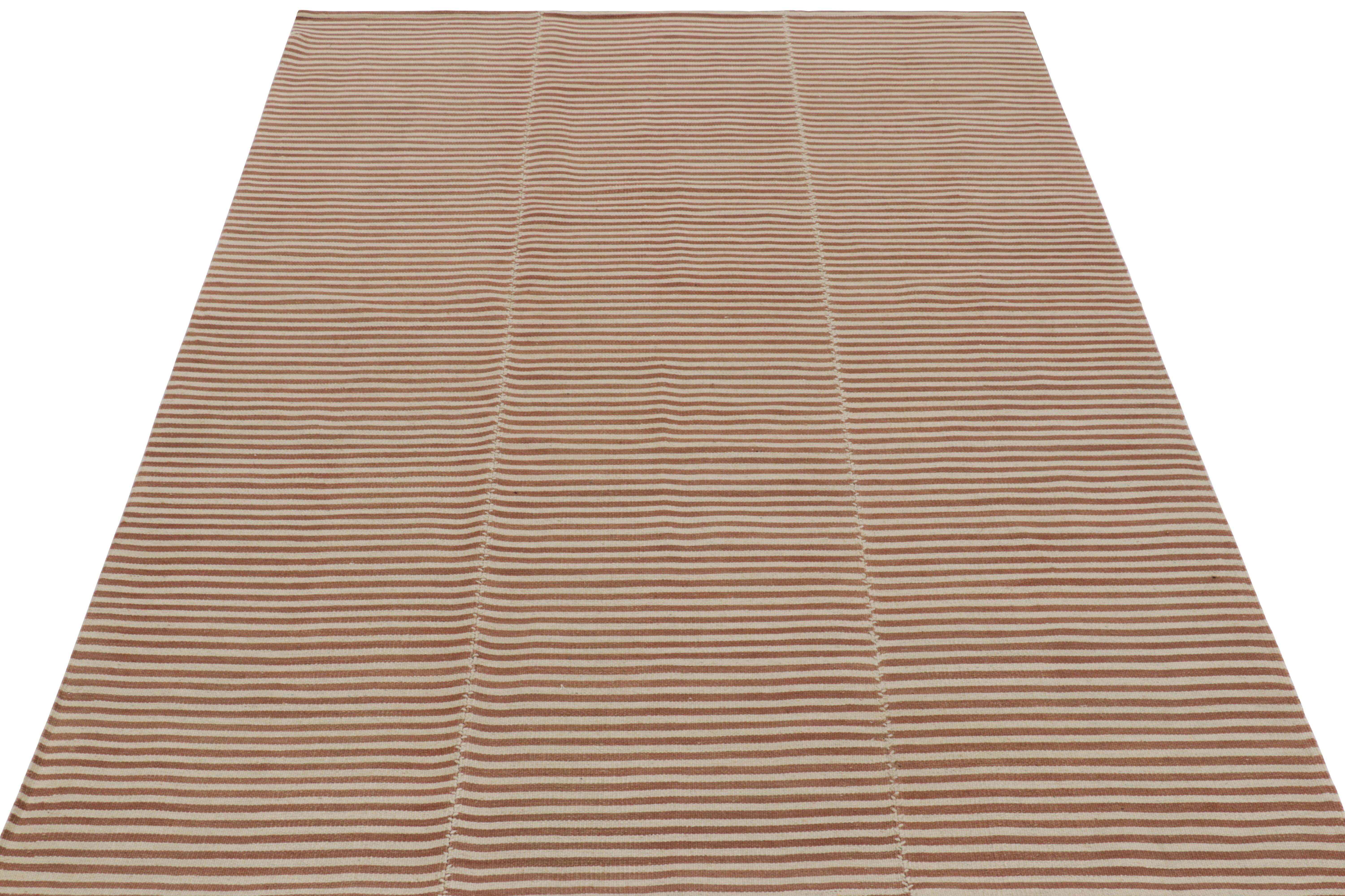 Tessuto a mano Rug & Kilim è un kilim contemporaneo a strisce beige e marroni. in vendita
