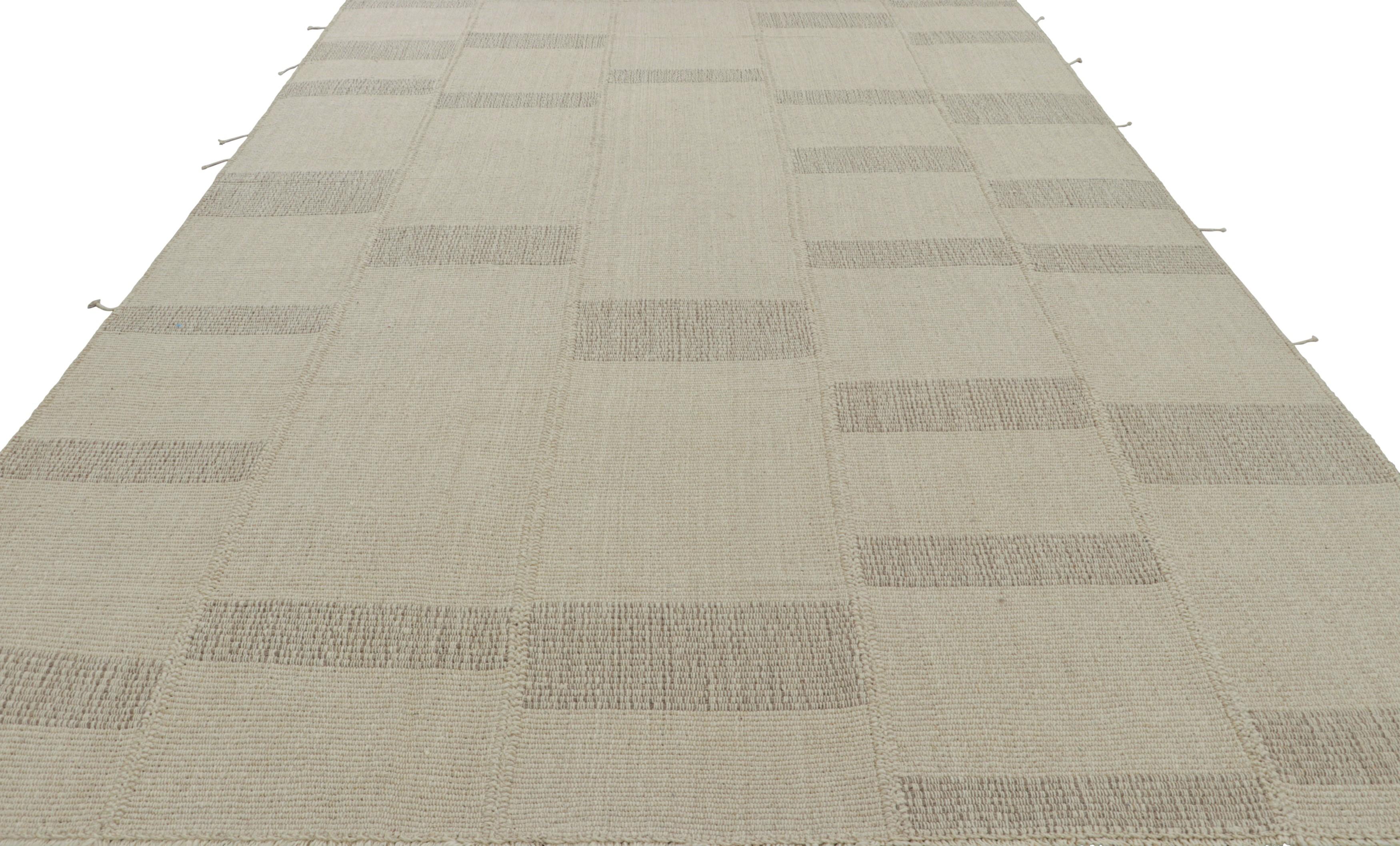Rug & Kilim's Contemporary Kilim mit texturierten Beige- und Brown-Streifen (Handgewebt) im Angebot