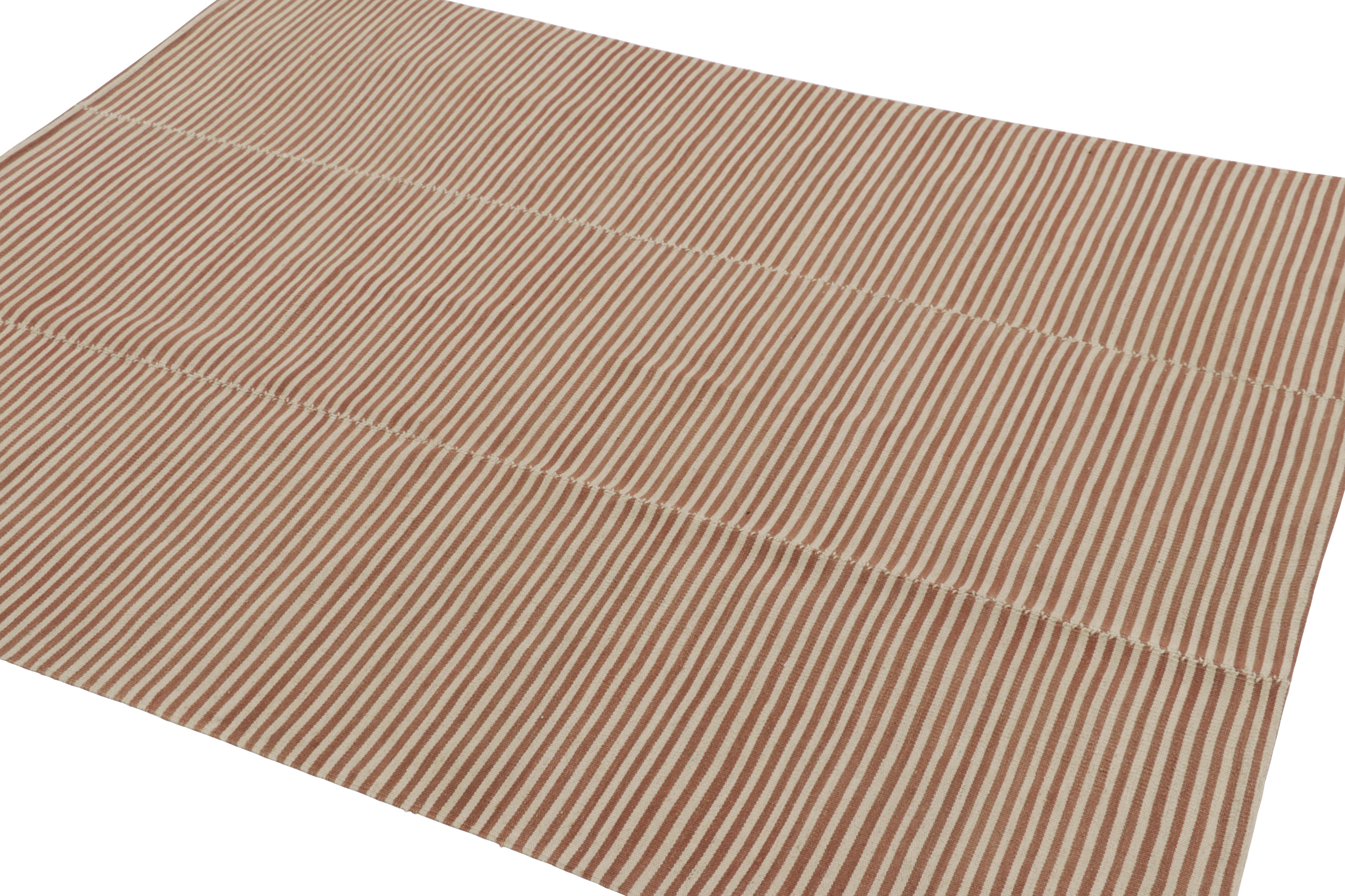 Rug & Kilim è un kilim contemporaneo a strisce beige e marroni. In condizioni Nuovo in vendita a Long Island City, NY