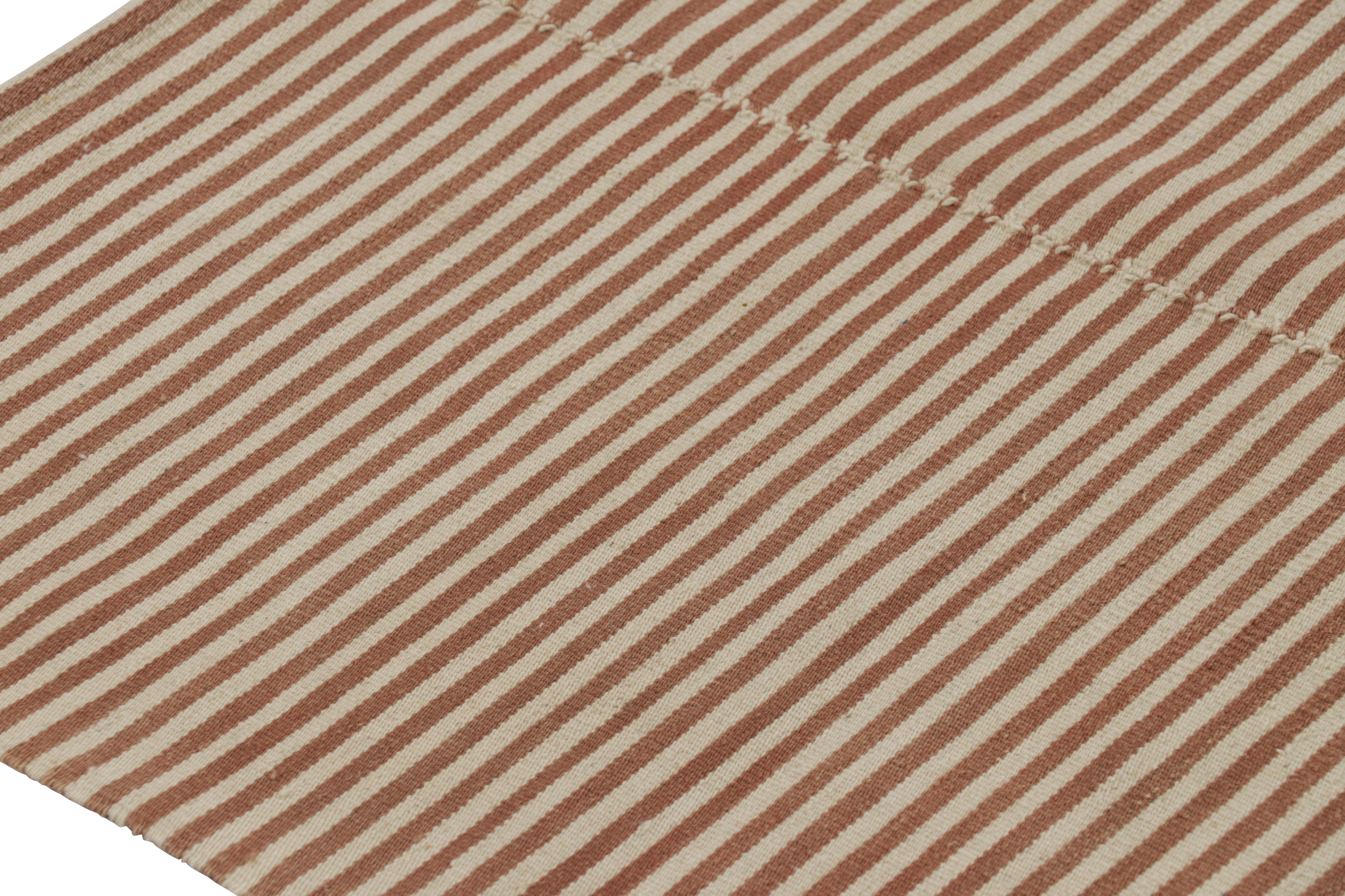 XXI secolo e contemporaneo Rug & Kilim è un kilim contemporaneo a strisce beige e marroni. in vendita