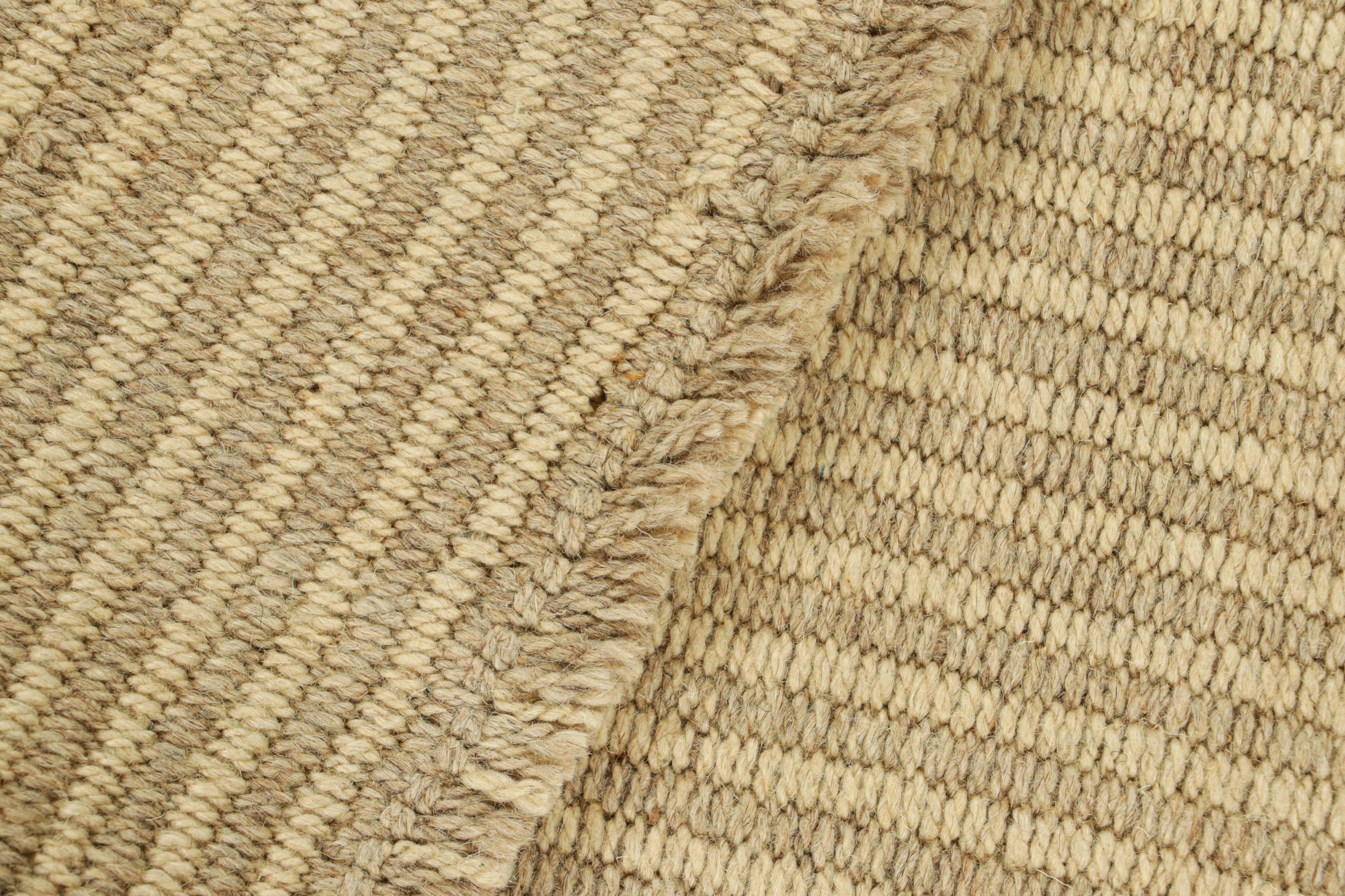 Kilim contemporáneo de Rug & Kilim con rayas texturadas en beige y marrón Siglo XXI y contemporáneo en venta