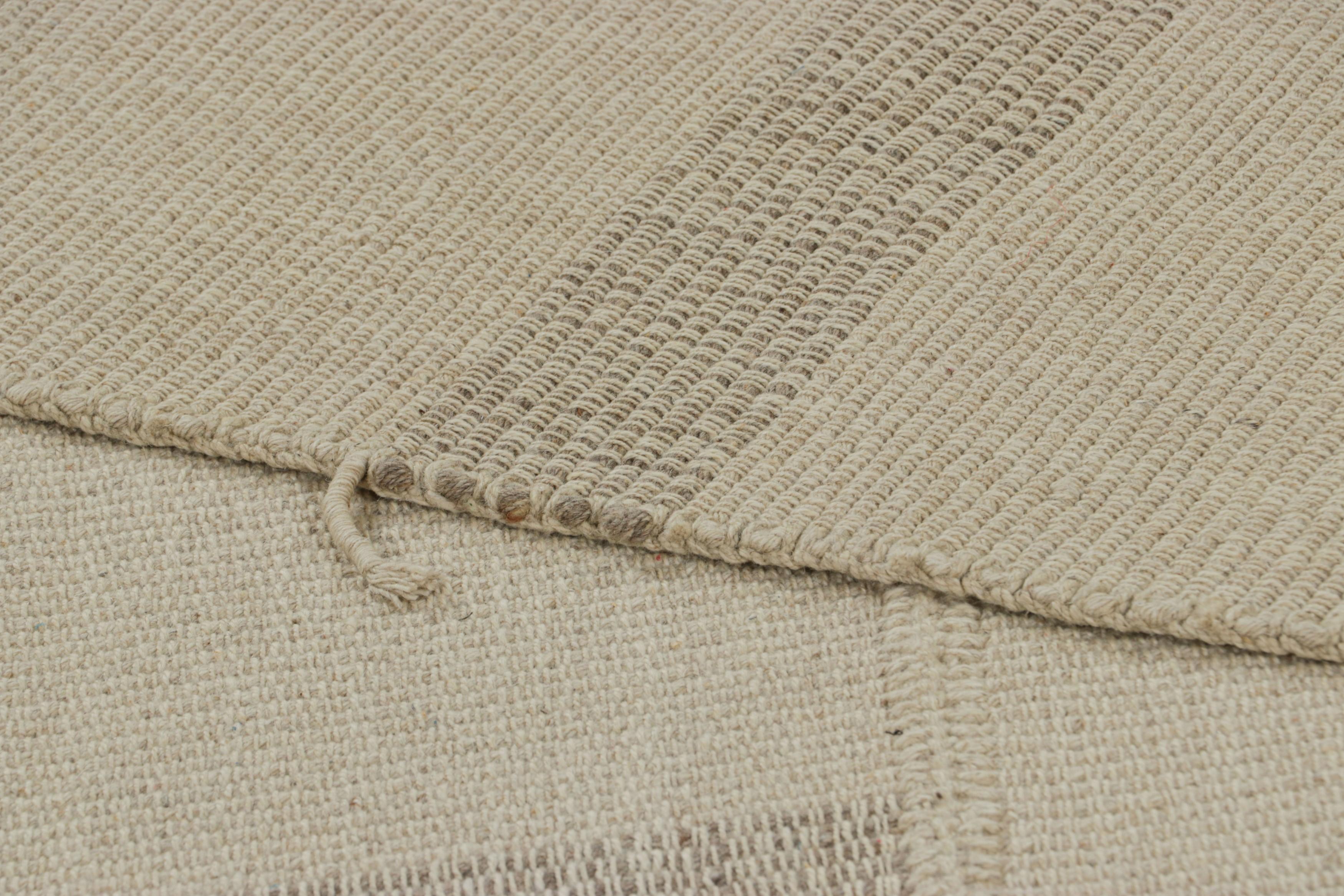 Rug & Kilim's Contemporary Kilim mit texturierten Beige- und Brown-Streifen (21. Jahrhundert und zeitgenössisch) im Angebot