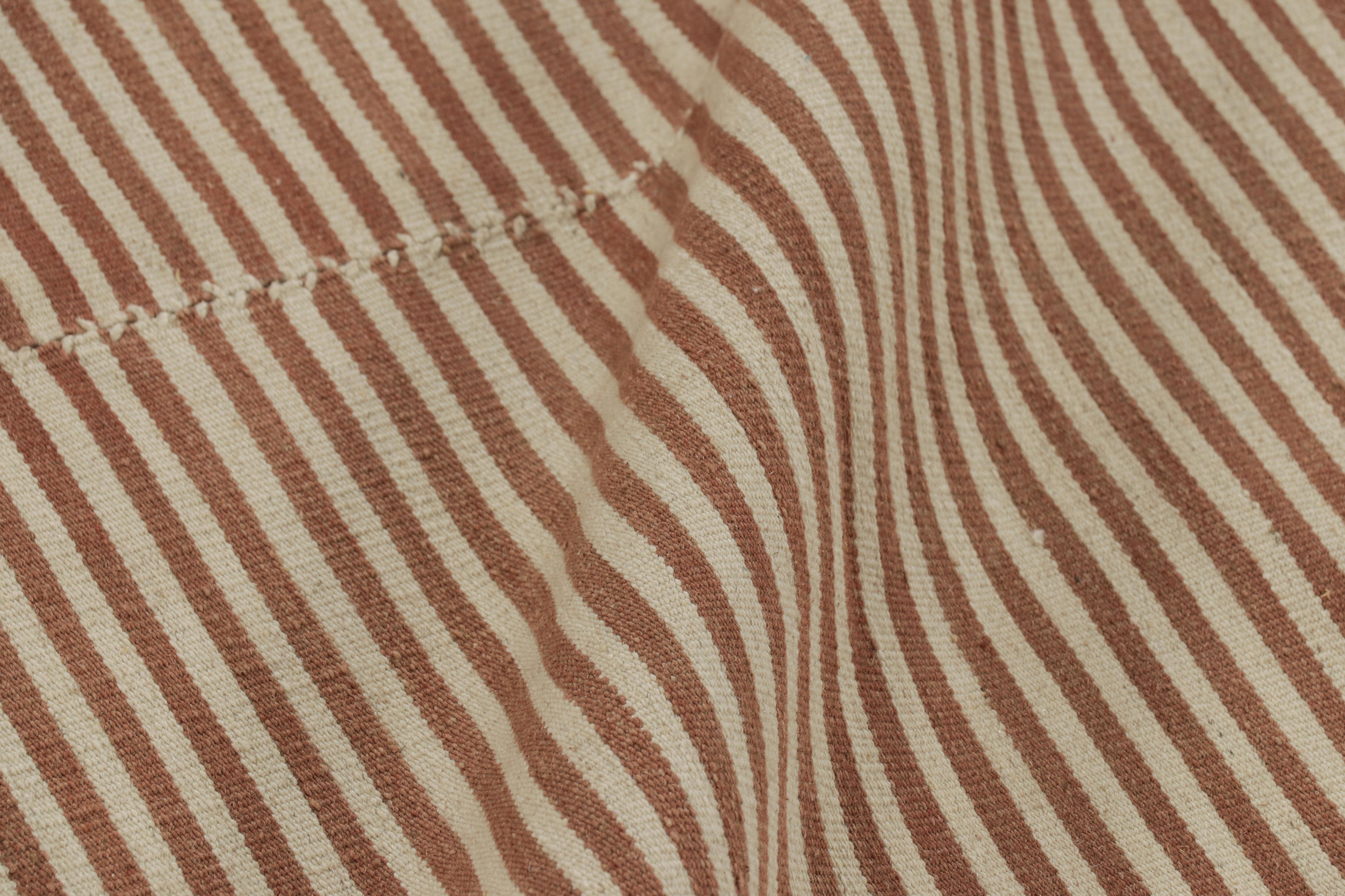 Lana Rug & Kilim è un kilim contemporaneo a strisce beige e marroni. in vendita