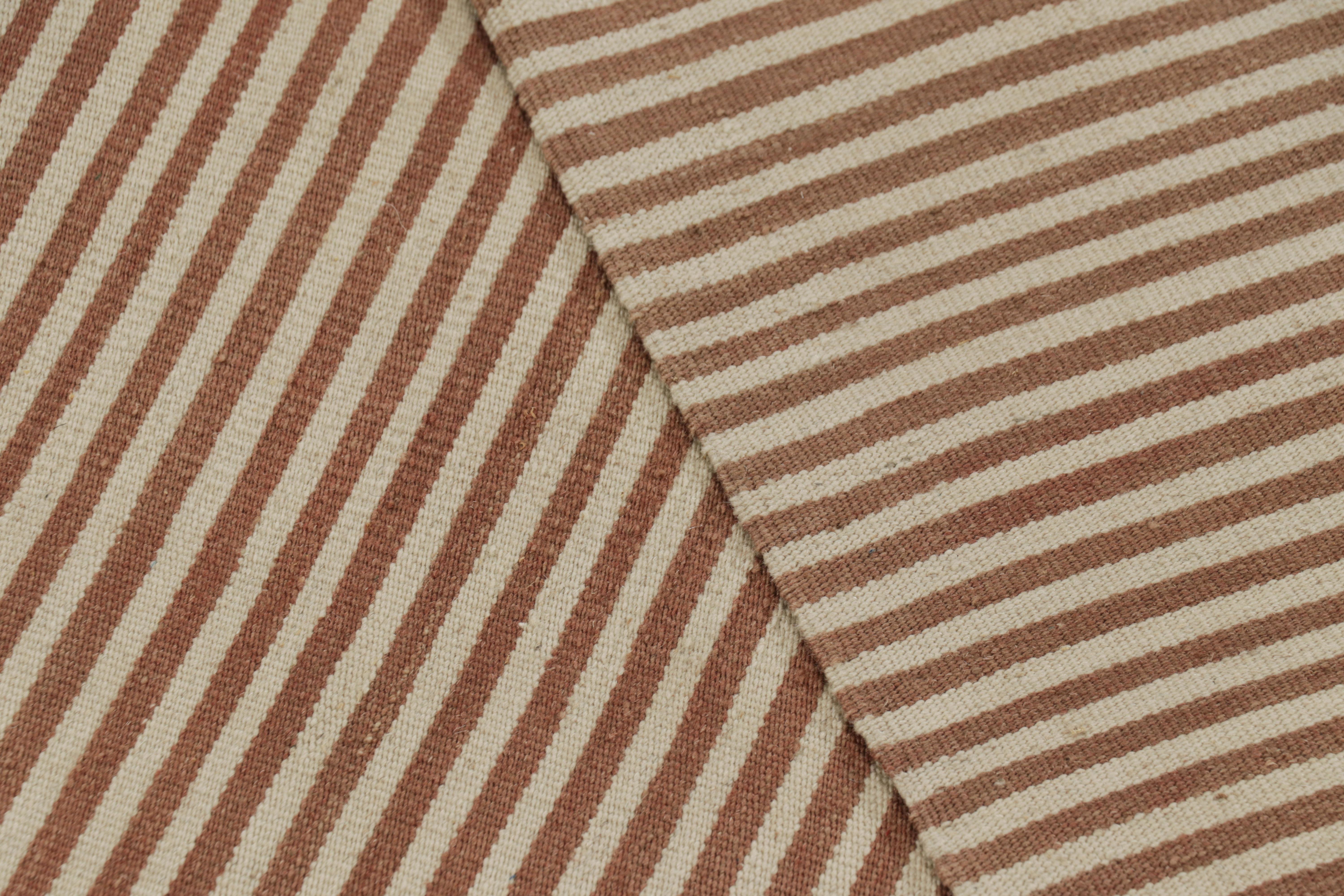 Rug & Kilim è un kilim contemporaneo a strisce beige e marroni. in vendita 1