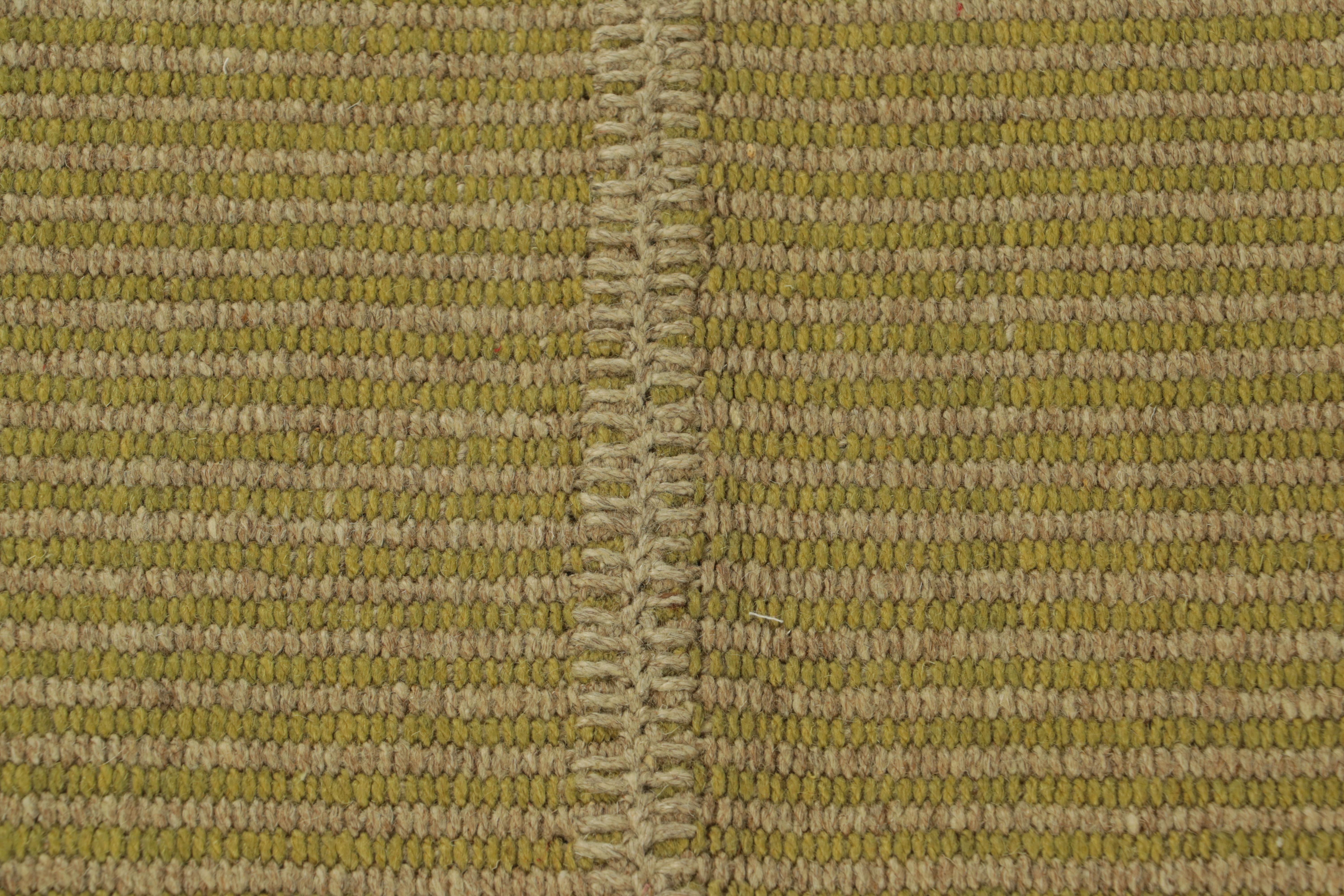 Kilim contemporáneo de Rug & Kilim con rayas texturadas en beige y chartreuse Moderno en venta
