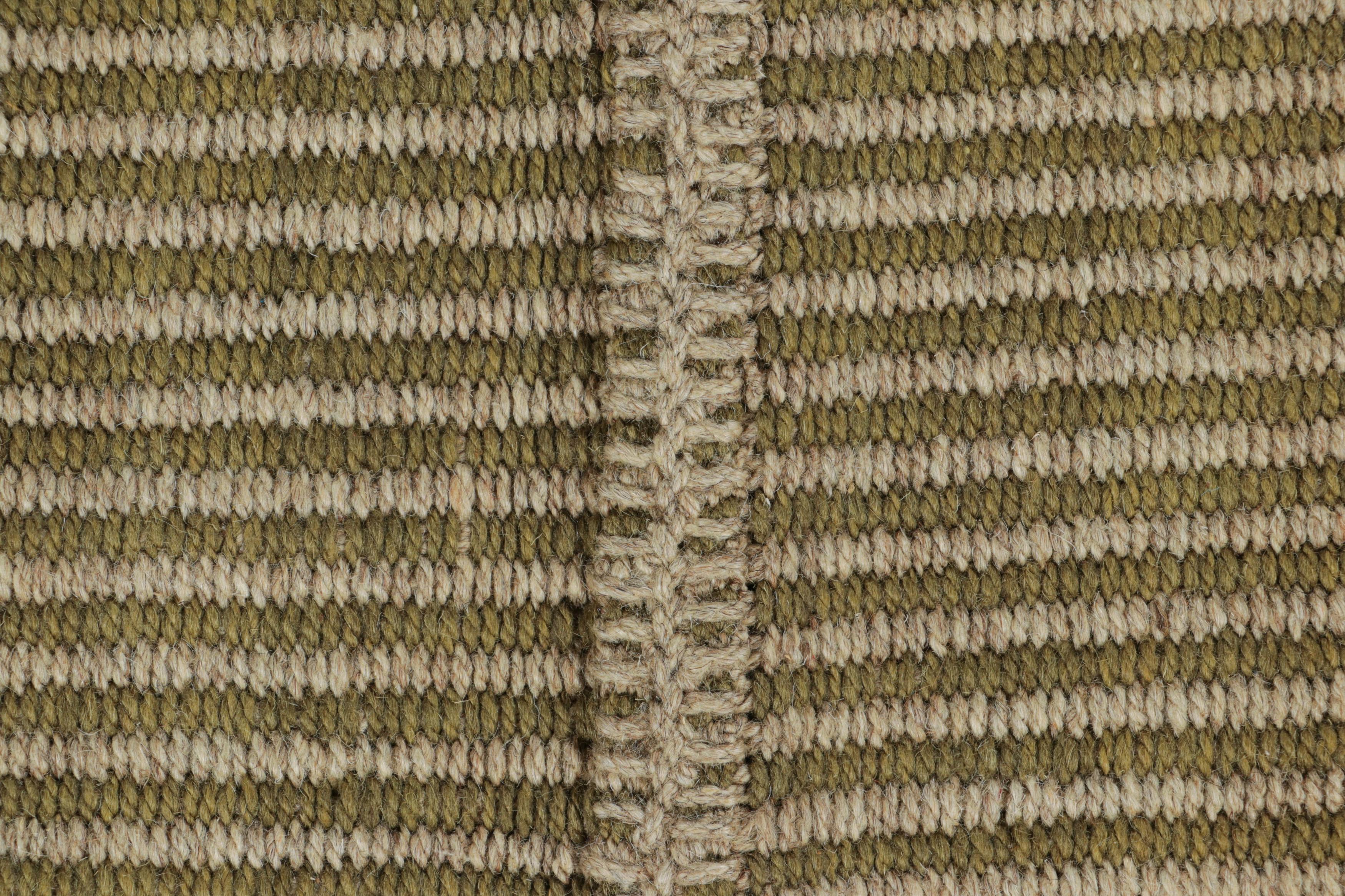 Rug & Kilim's Contemporary Kilim mit strukturierten Streifen in Beige und Chartreuse (Moderne) im Angebot