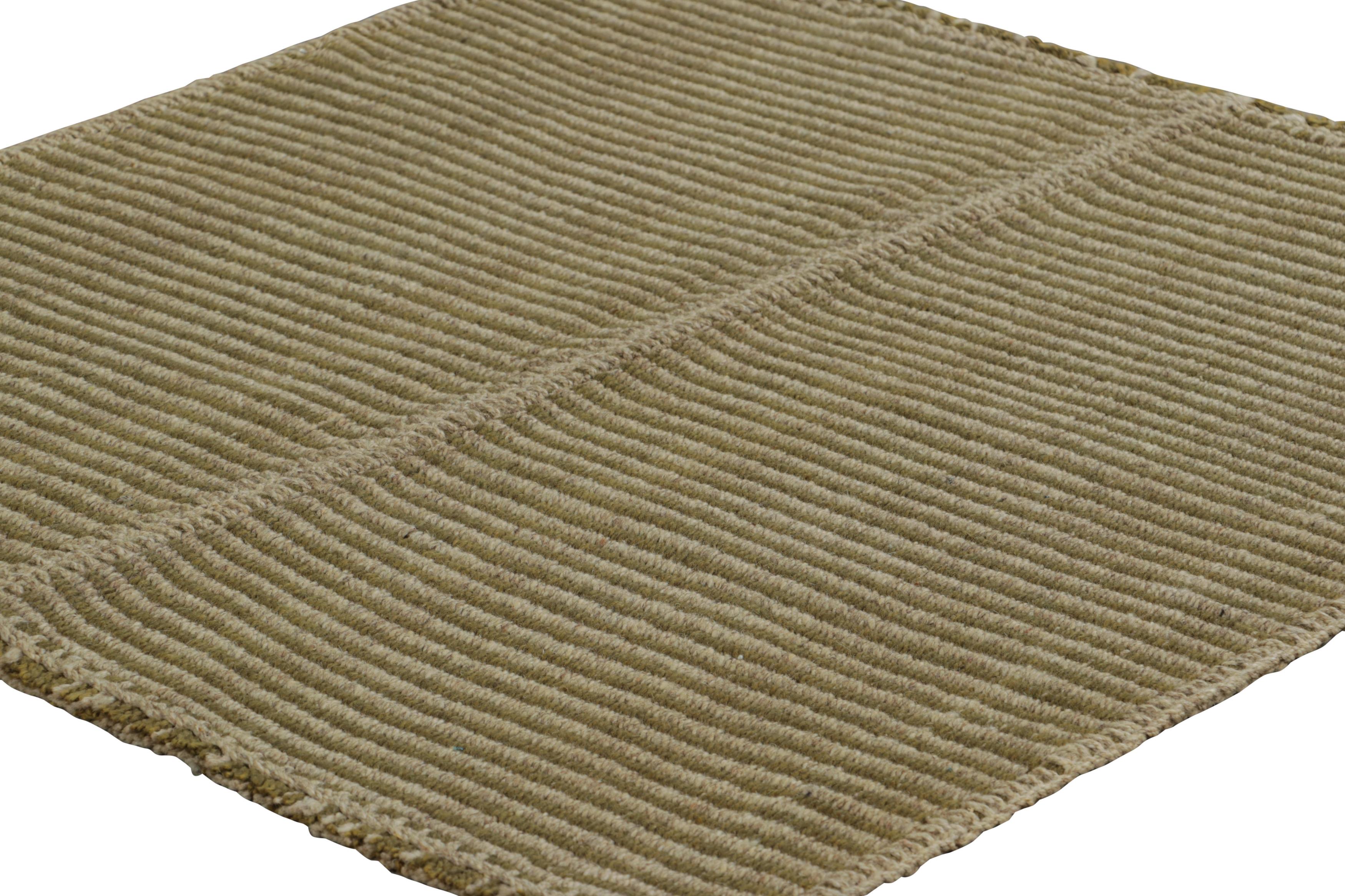 Rug & Kilim's Contemporary Kilim mit strukturierten Streifen in Beige und Chartreuse (Afghanisch) im Angebot
