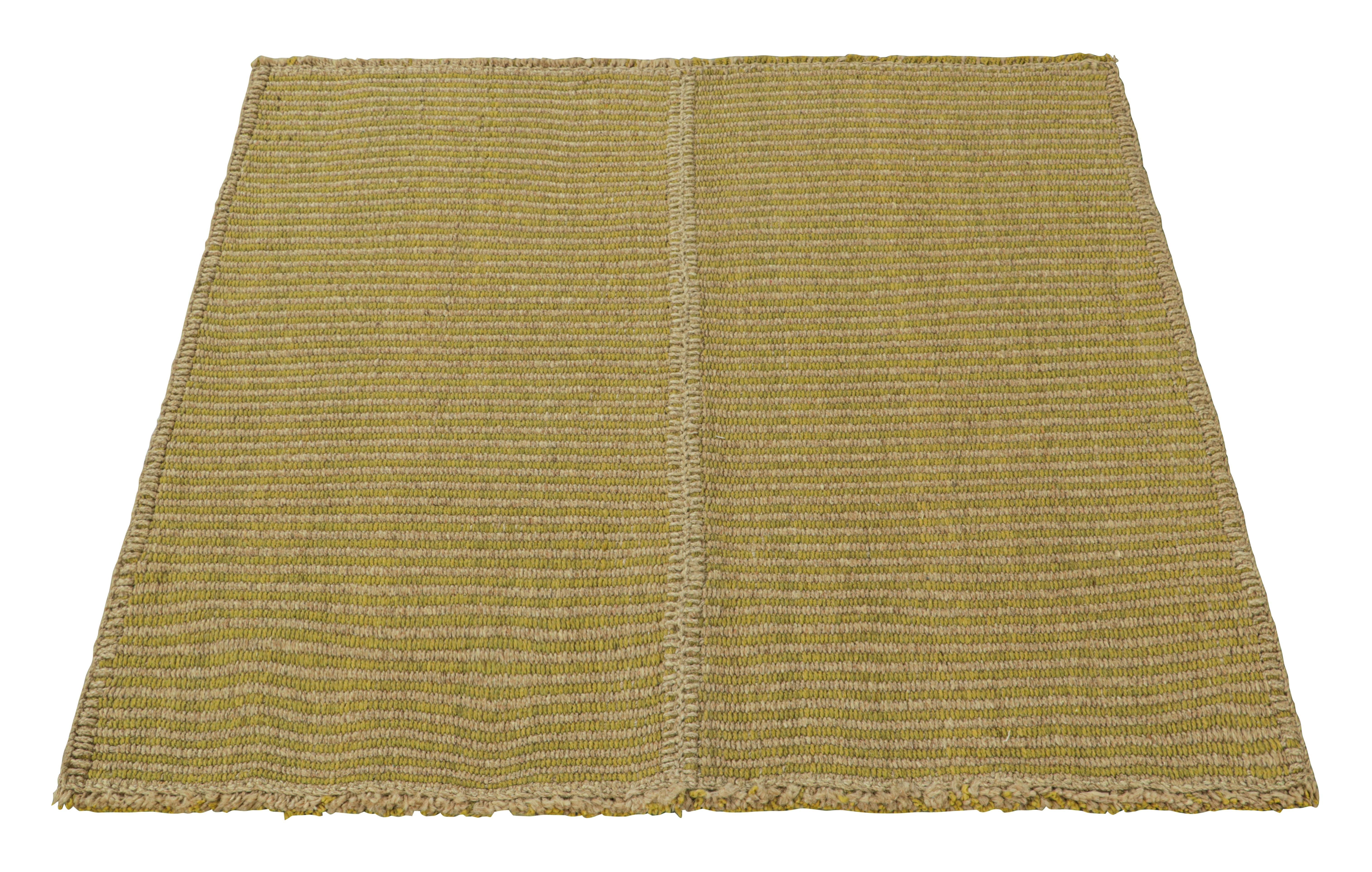 Kilim contemporáneo de Rug & Kilim con rayas texturadas en beige y chartreuse Tejido a mano en venta